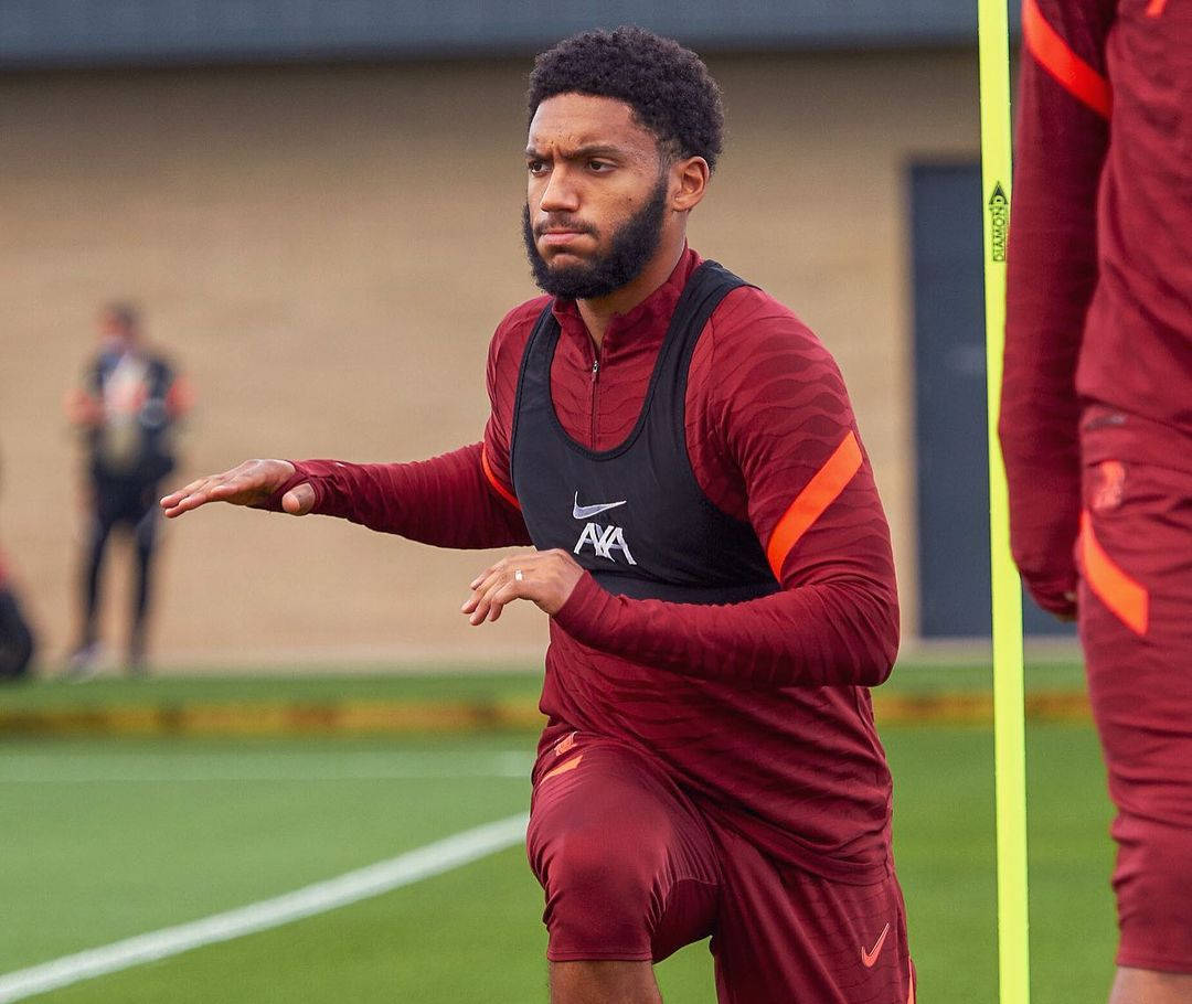 Joe Gomez, red training gear, green turf field, SD Desktop Wallpaper
