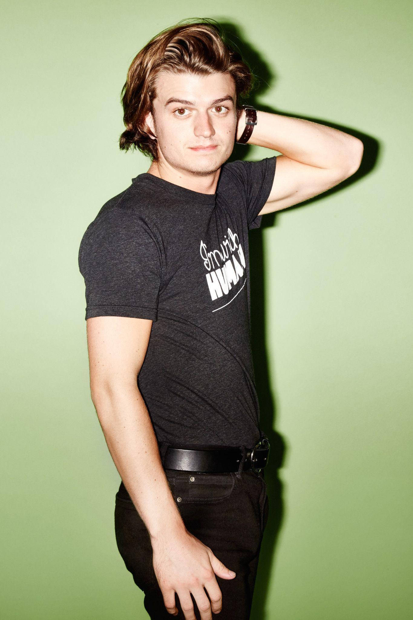 Joe Keery, green studio backdrop, graphic tee, Full HD Phone Wallpaper