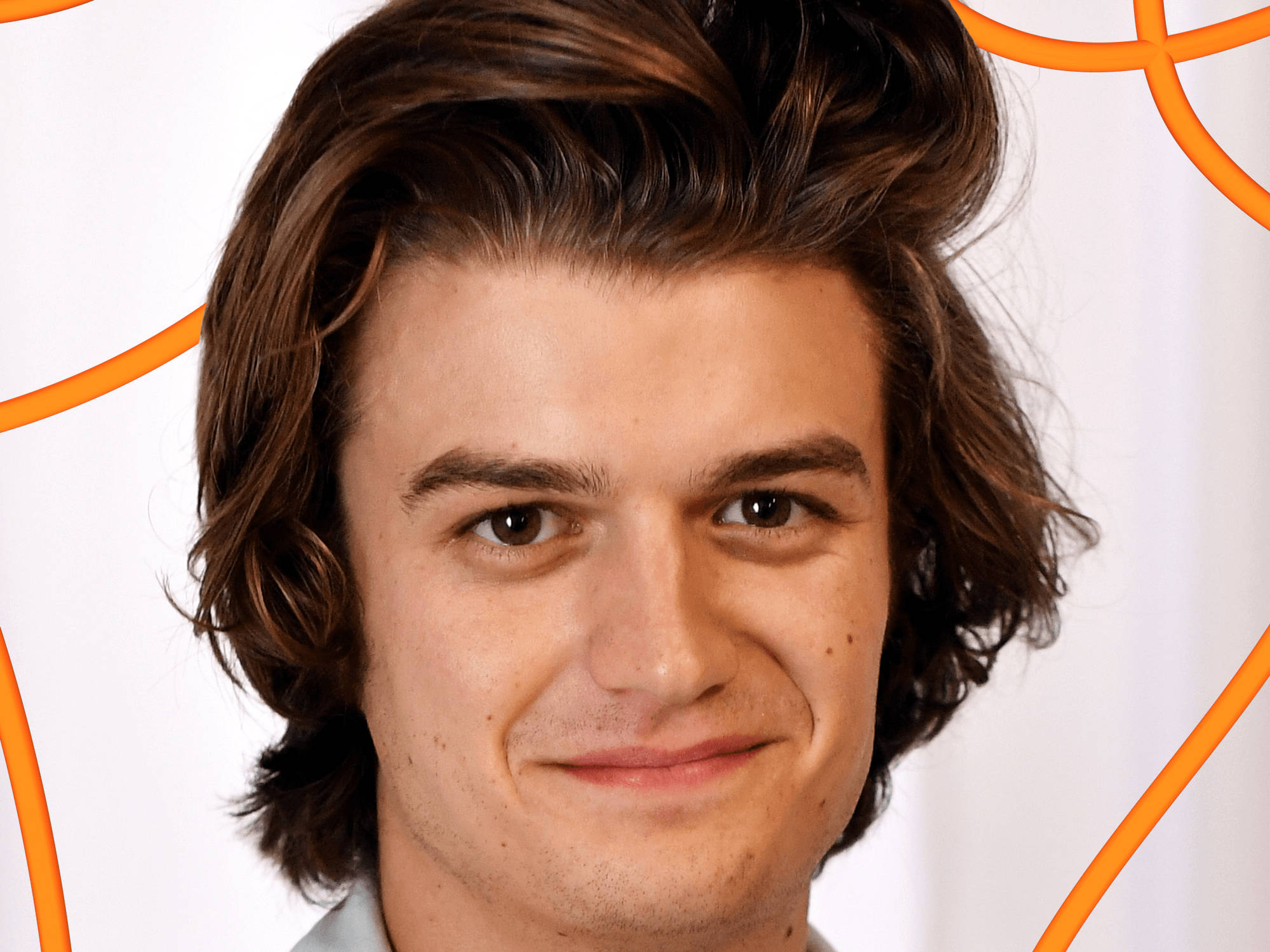 Joe Keery, wavy brown hair, smiling gently, Full HD Desktop Wallpaper