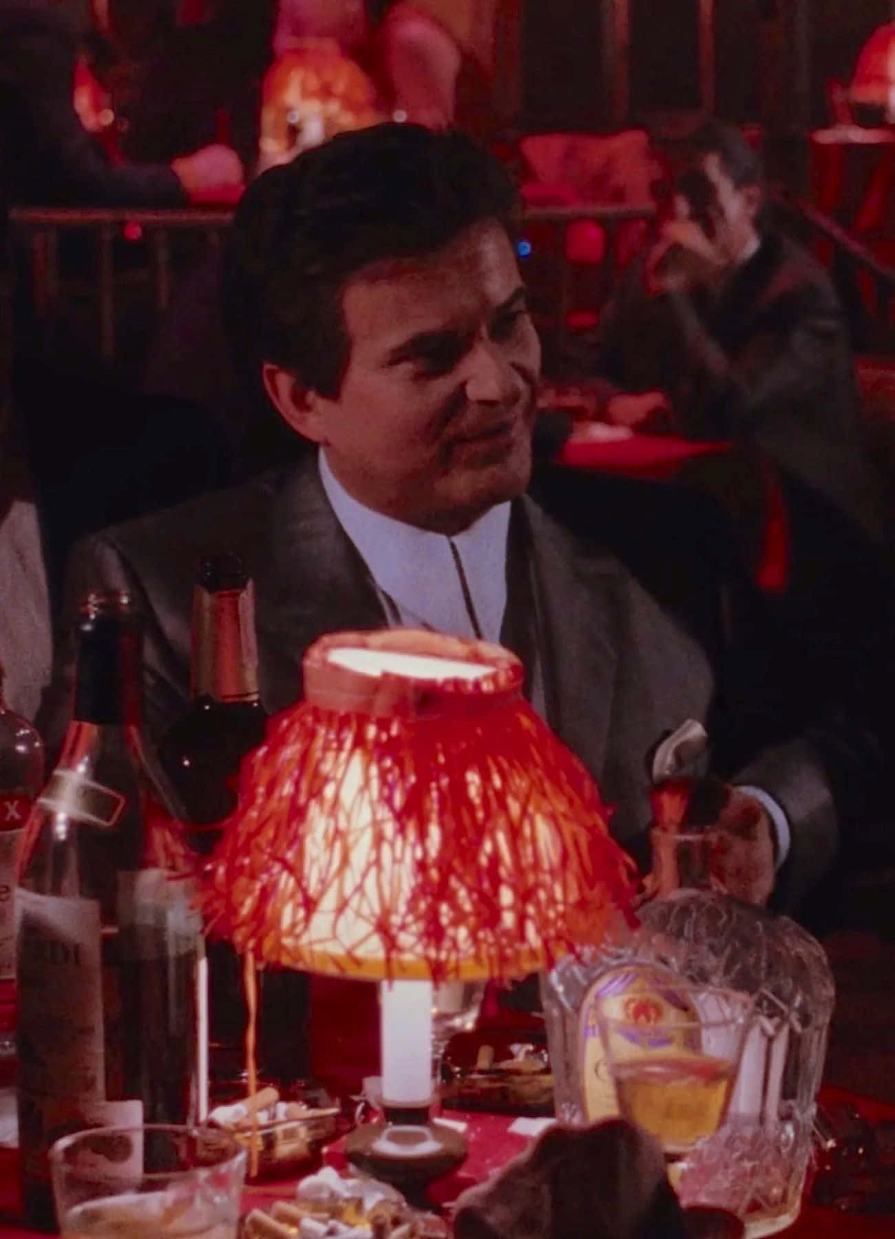 Joe Pesci, red fringed lamp, dimly lit table, HD Phone Wallpaper