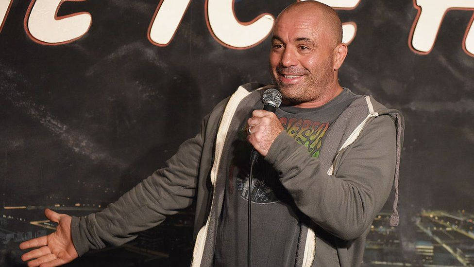 Joe Rogan, gray hoodie, microphone, SD Desktop Wallpaper