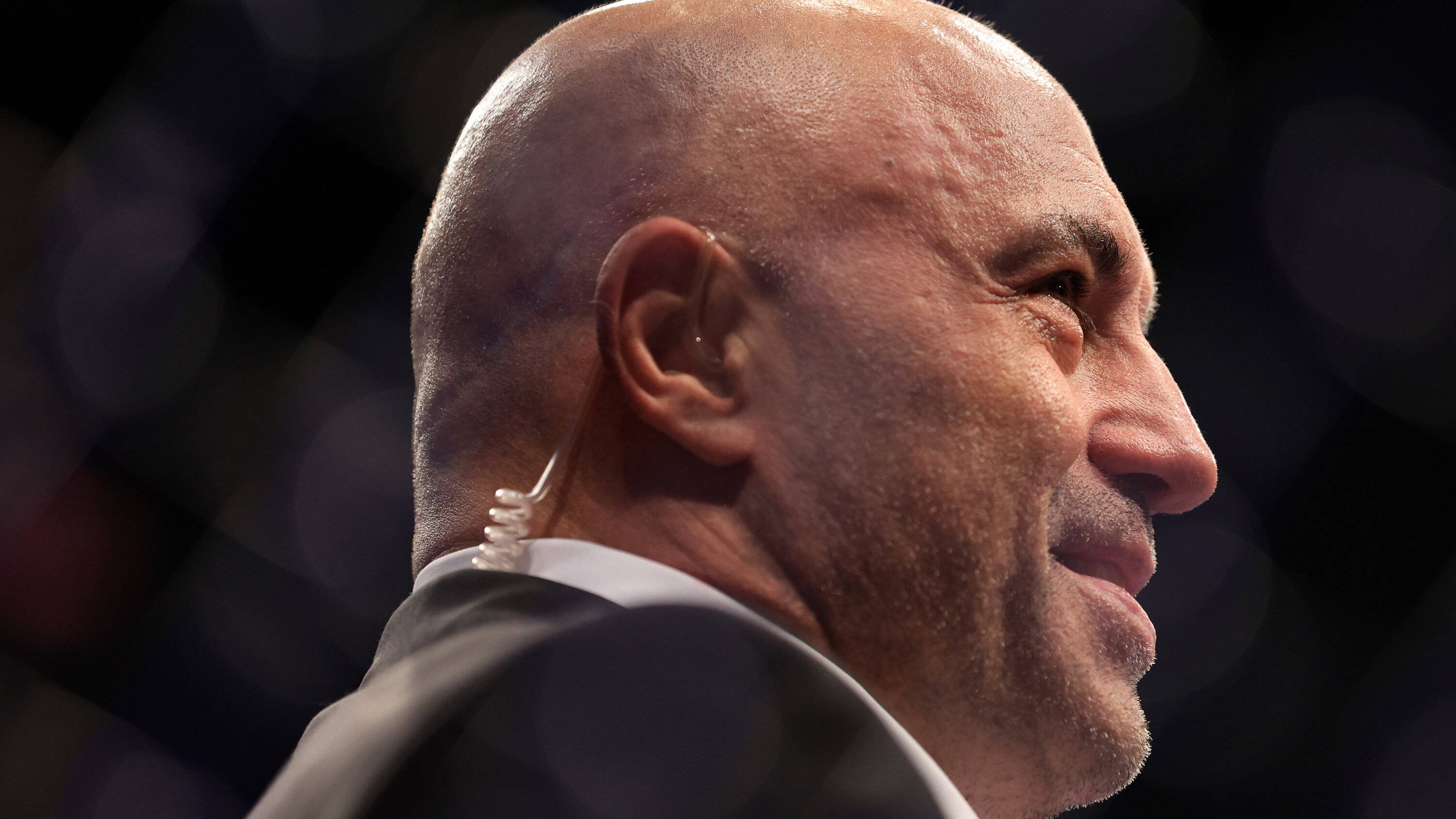 Joe Rogan, earpiece, bald man, 2K Desktop Wallpaper