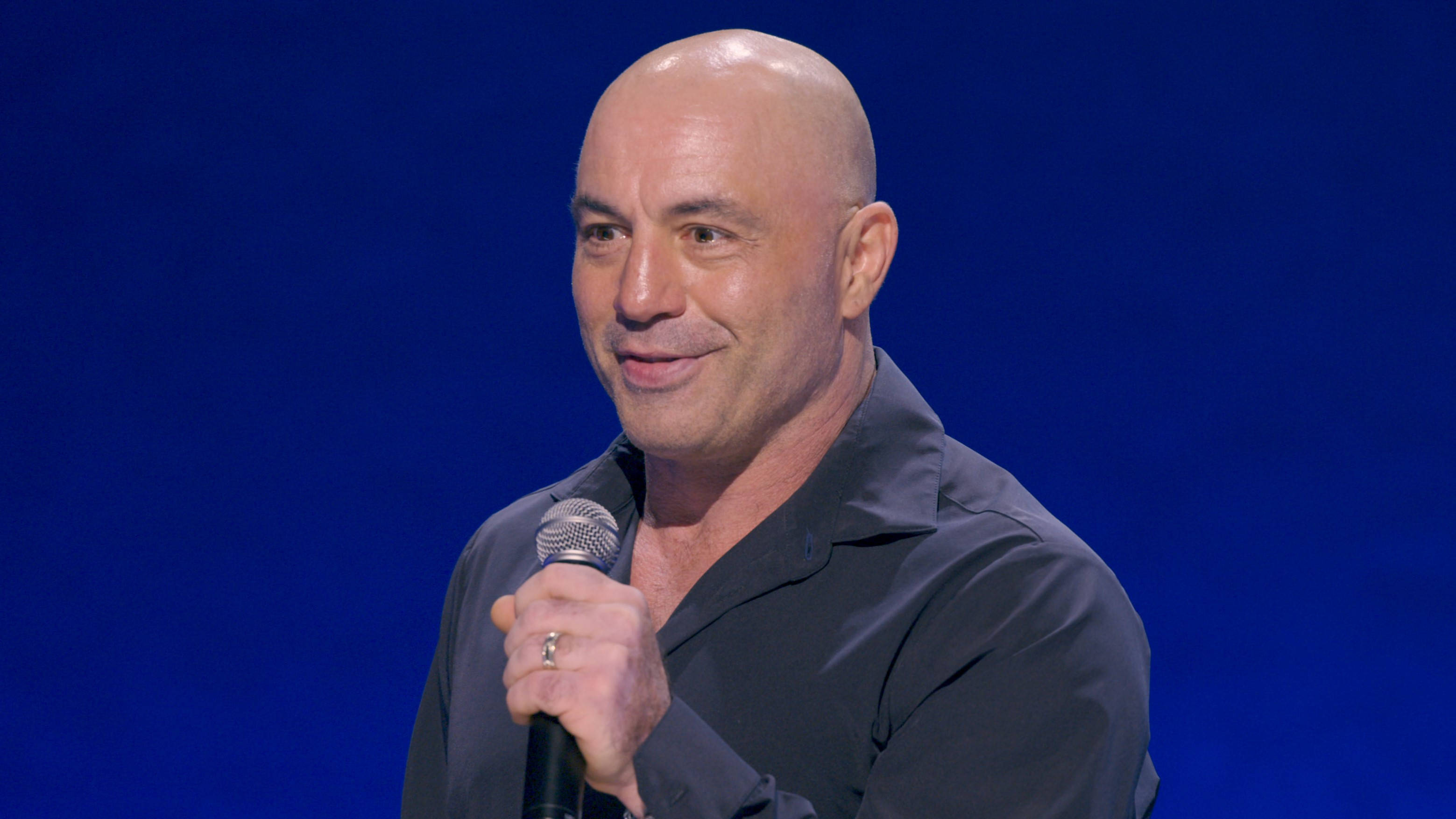 Joe Rogan, stand-up comedy, microphone, 2K Desktop Wallpaper