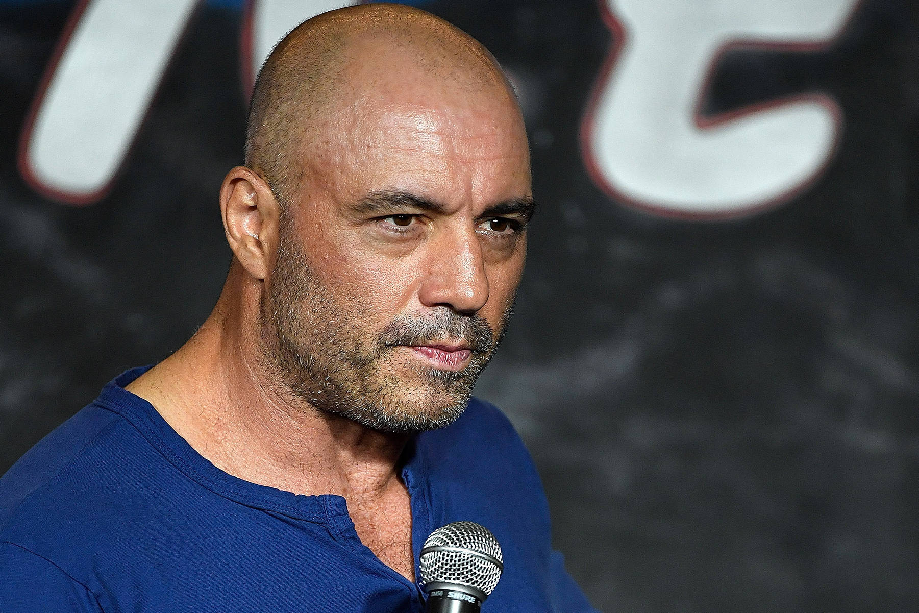 Joe Rogan, microphone, dark backdrop, HD Desktop Wallpaper