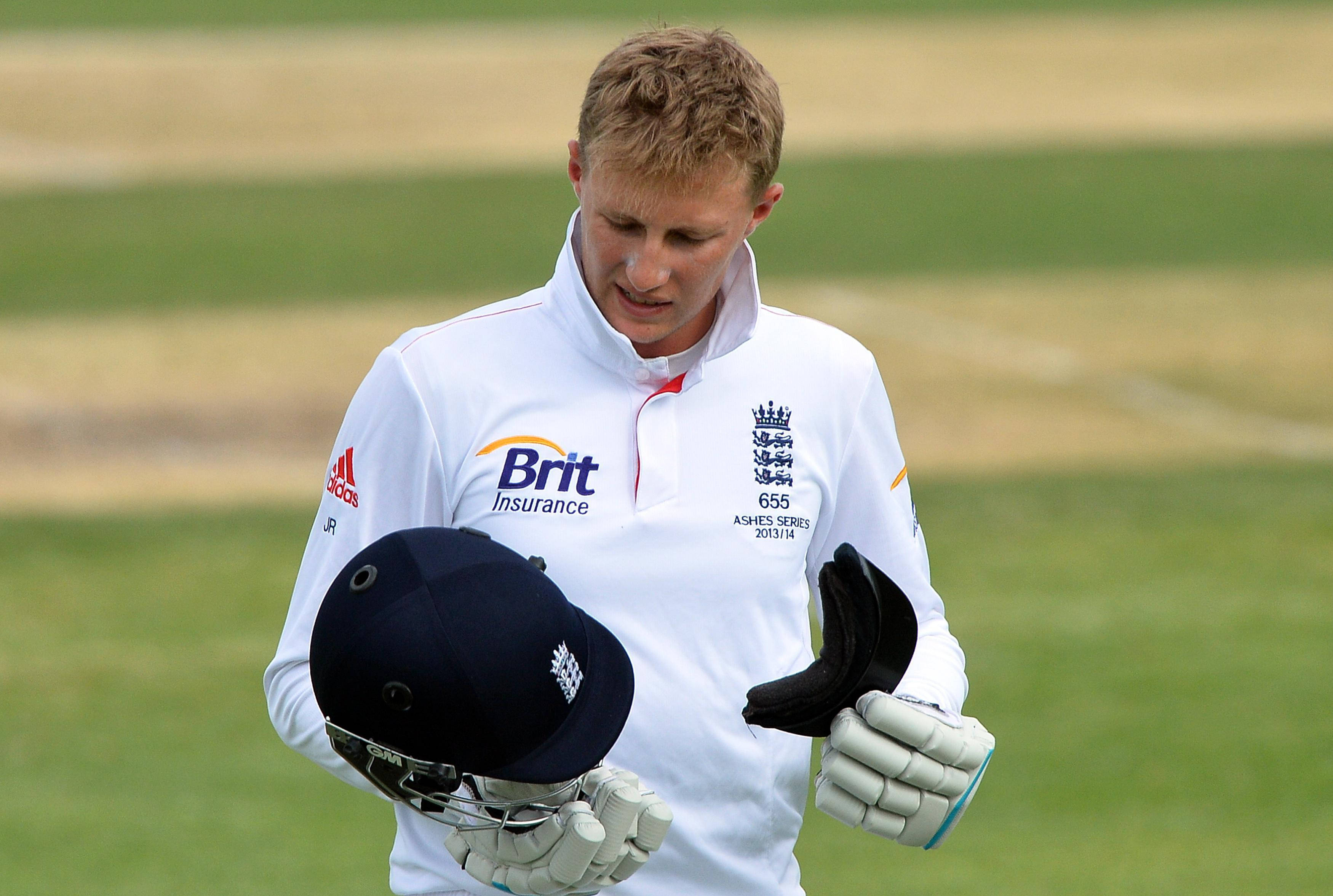 Joe Root, broken helmet, white uniform, 2K Desktop Wallpaper