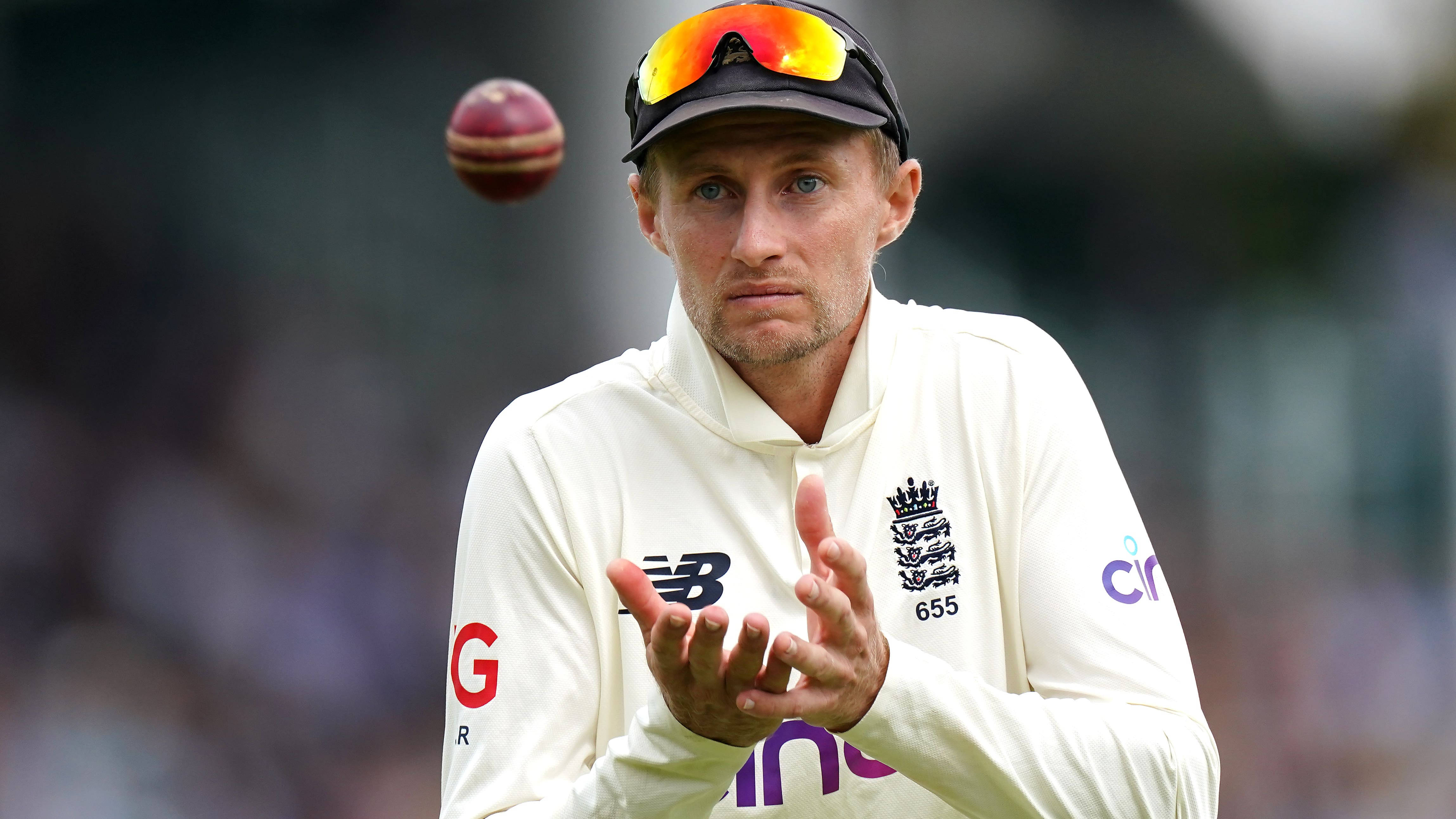 Joe Root, cricket ball, white uniform, 4K Desktop Wallpaper