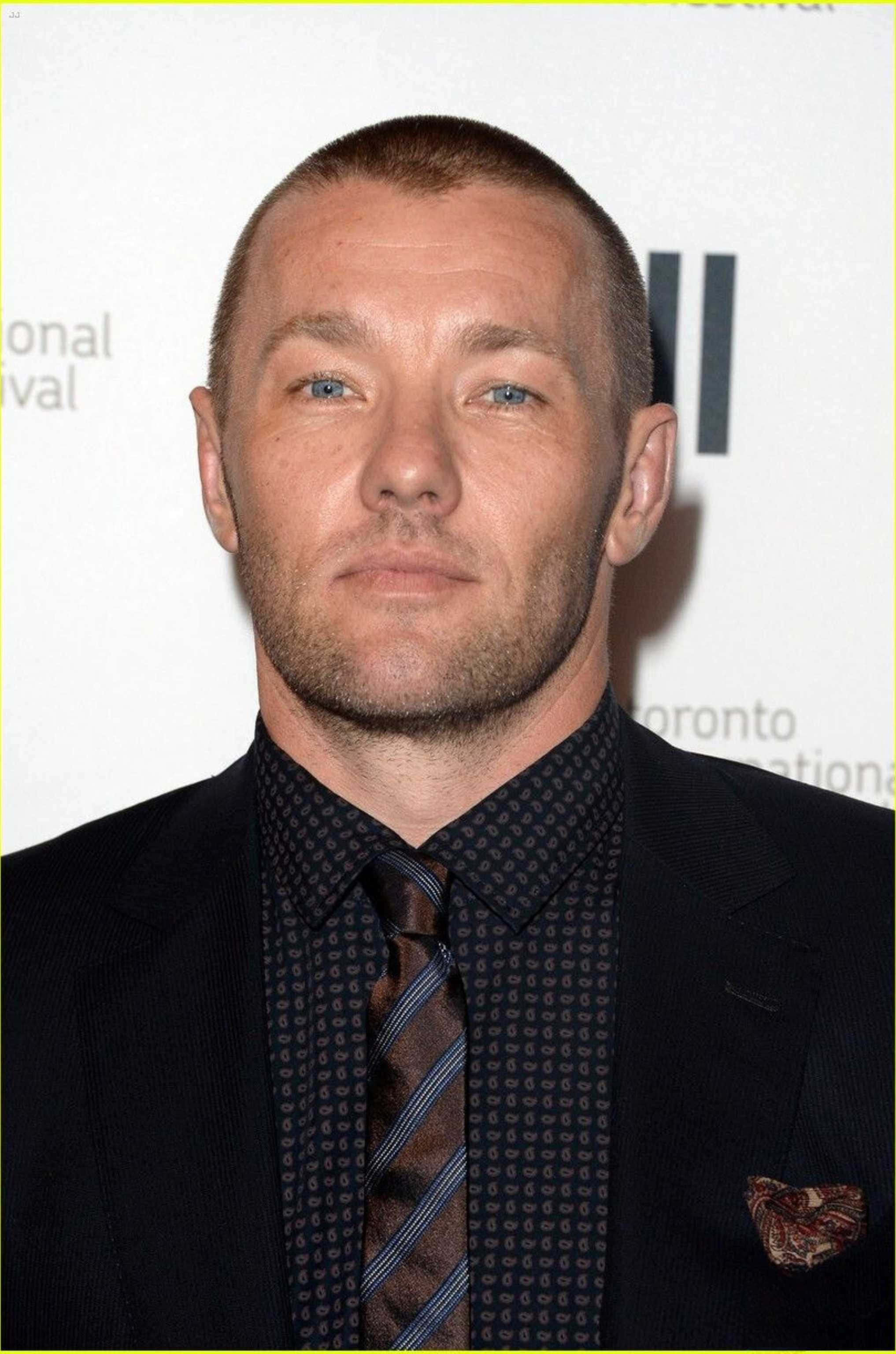 Joel Edgerton, dark suit, patterned tie, 2K Phone Wallpaper