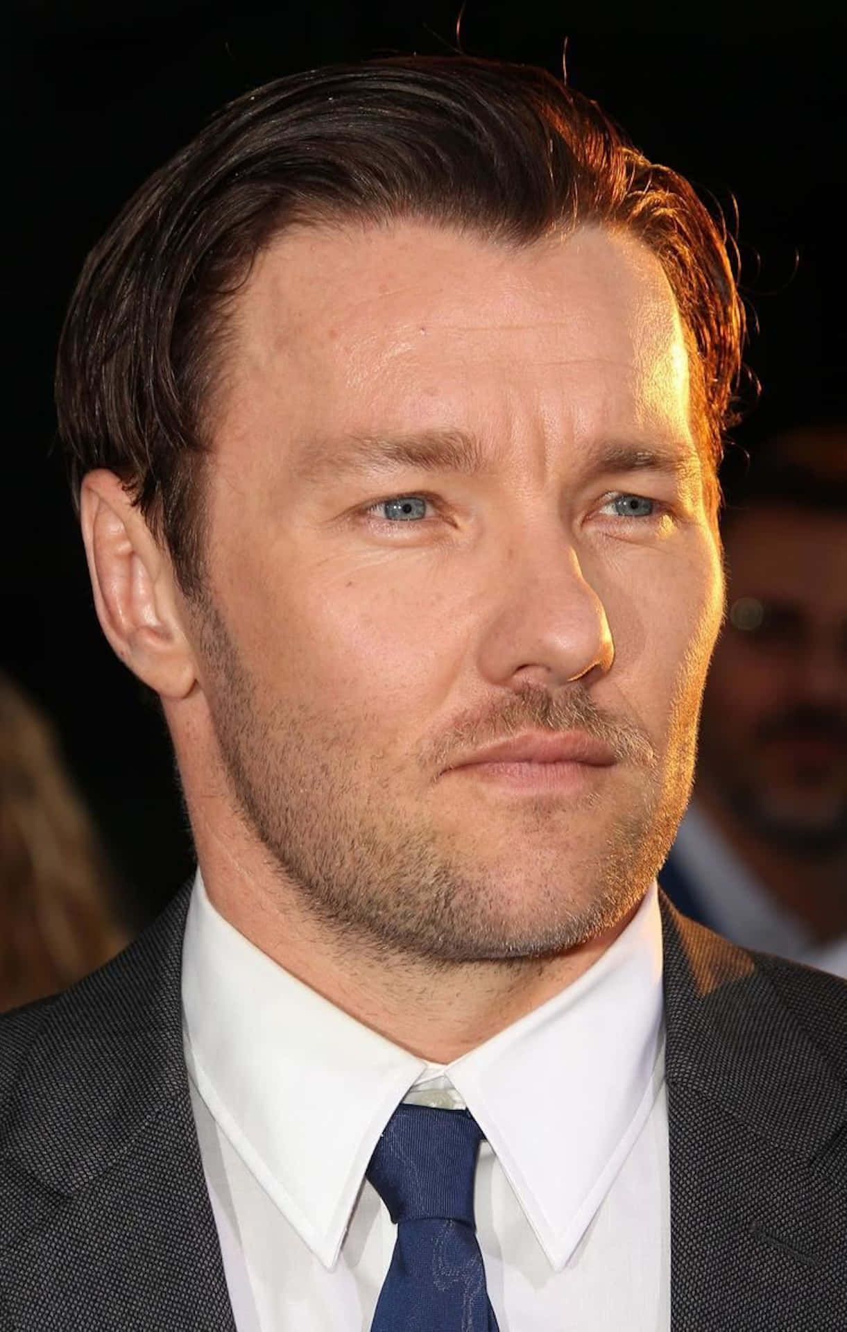 Joel Edgerton, red carpet look, suit and tie, Full HD Phone Wallpaper