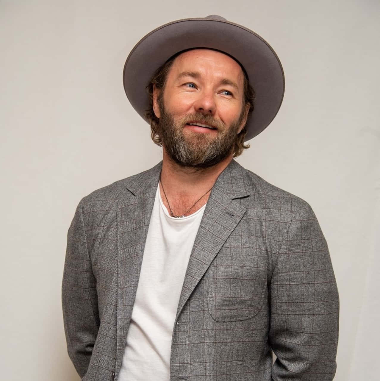 Joel Edgerton, gray fedora, checkered blazer, HD Phone Wallpaper
