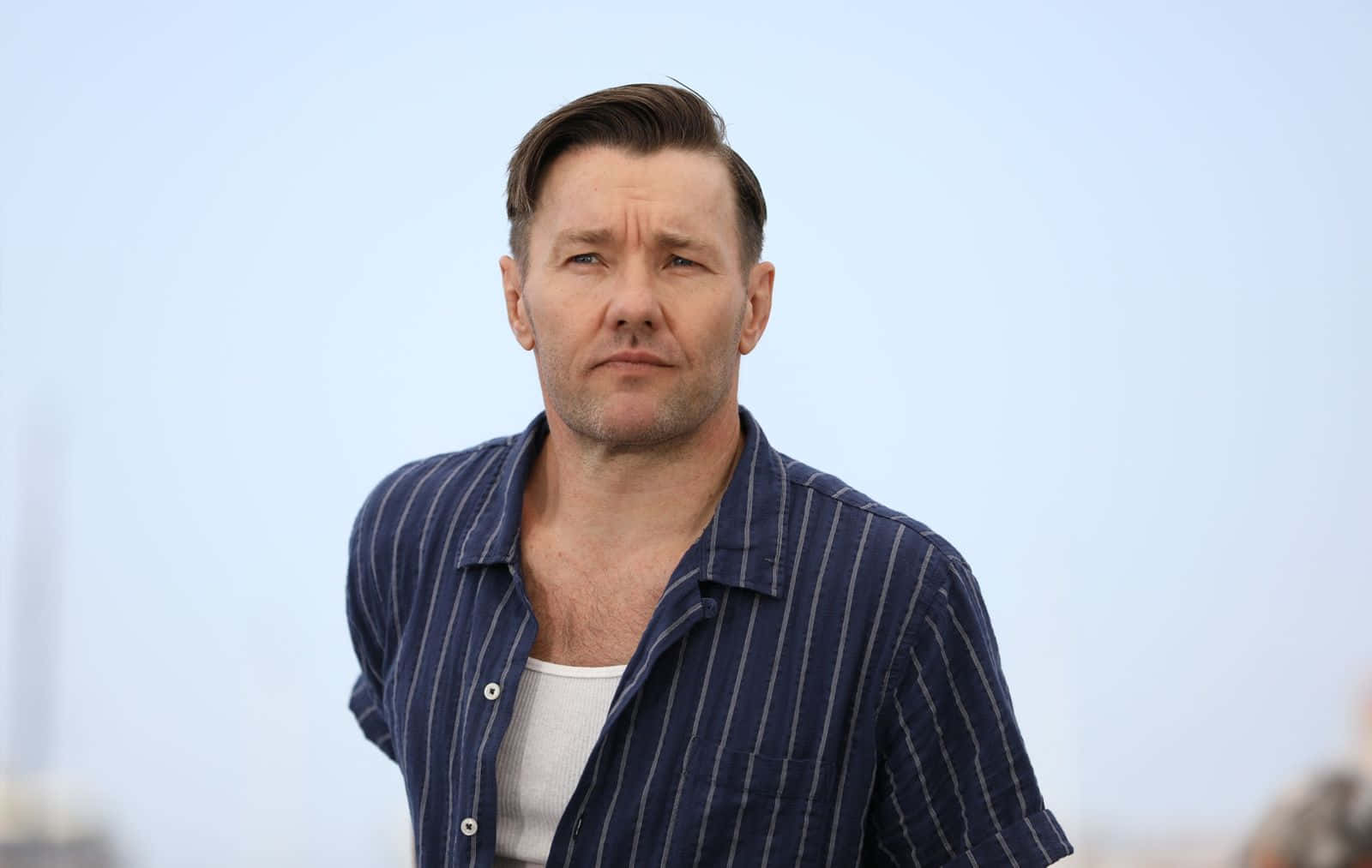 Joel Edgerton, blue striped shirt, hazy blue sky, HD Desktop Wallpaper