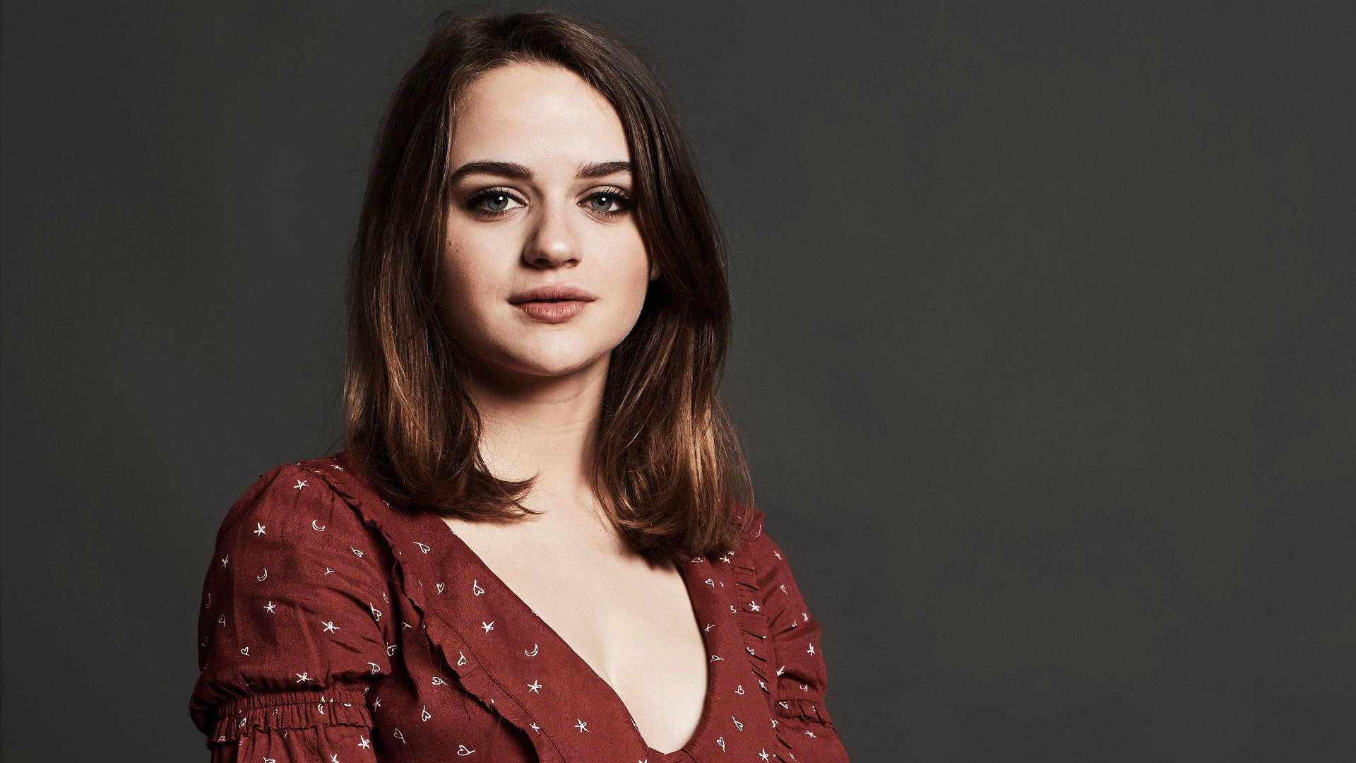 Joey King, red star-patterned blouse, brown hair, Full HD Desktop Wallpaper