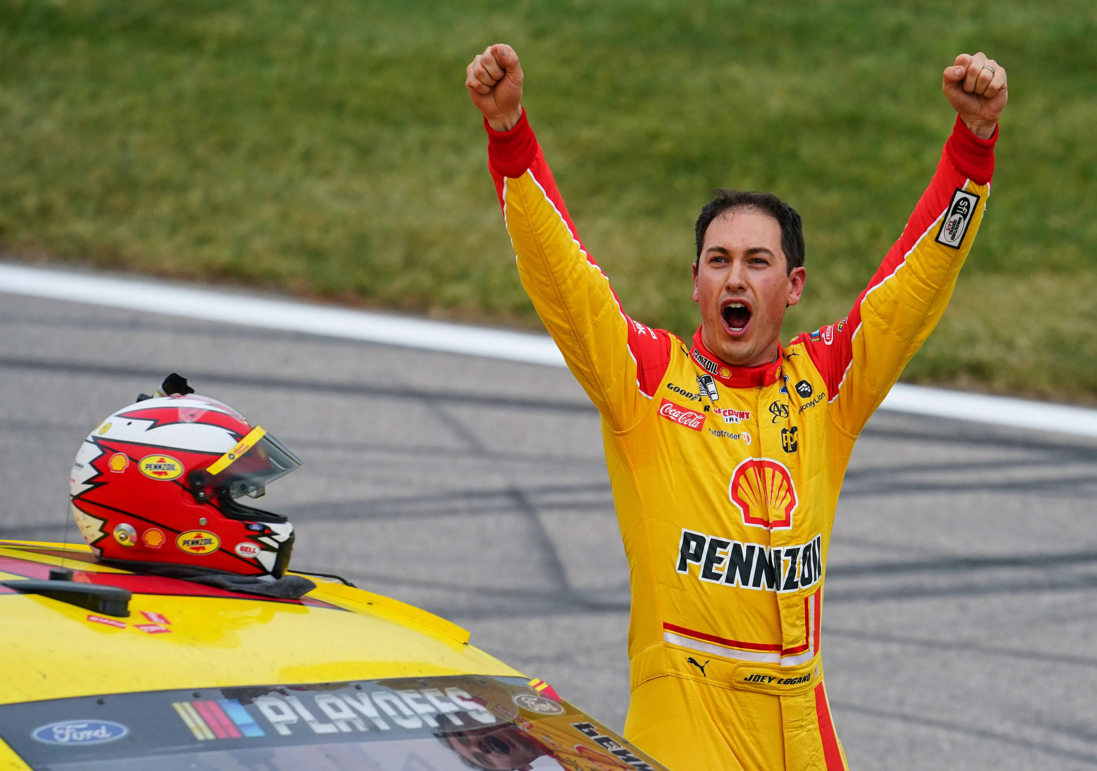 Joey Logano, yellow and red suit, yellow race car, 2K Desktop Wallpaper