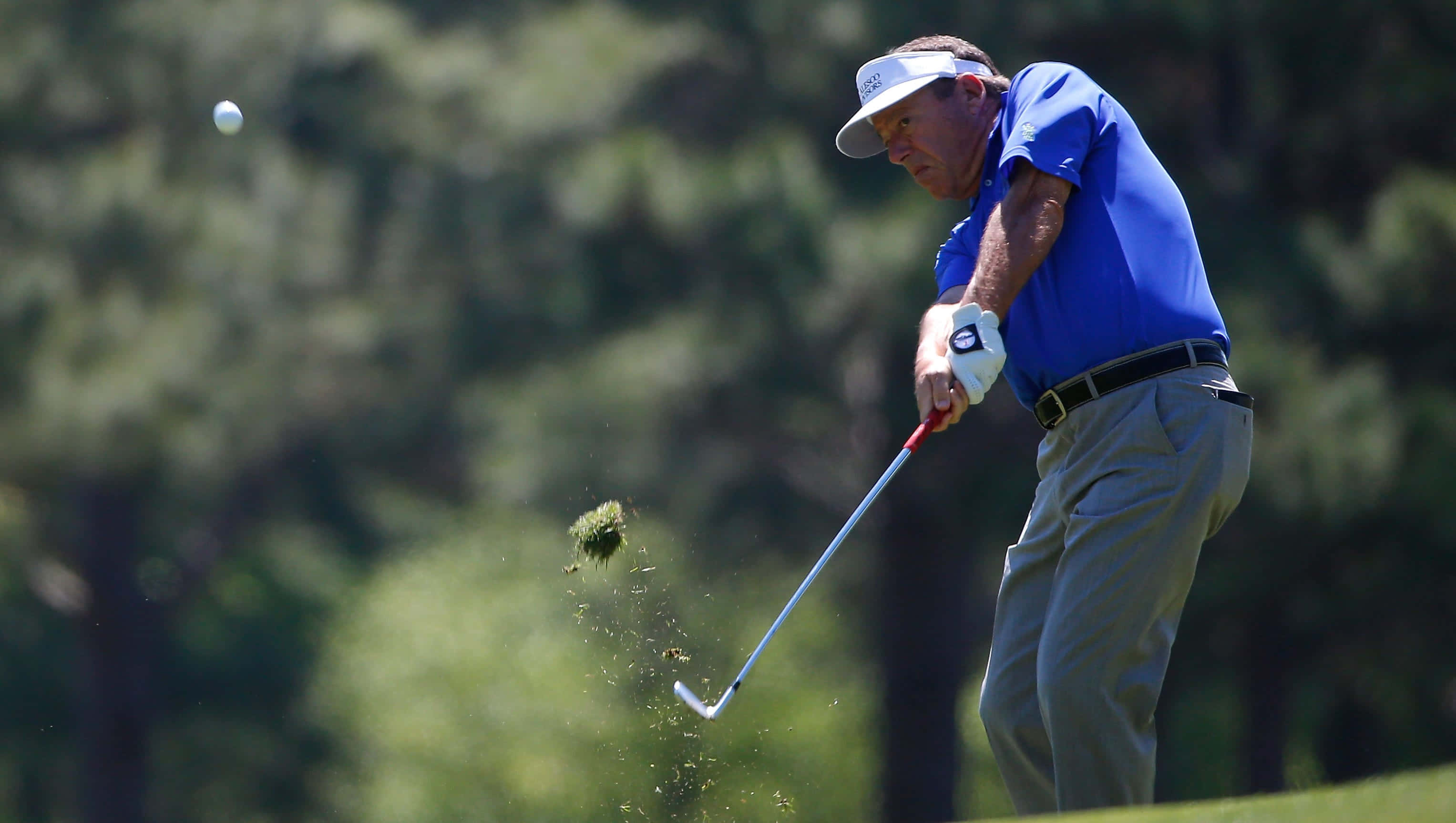 Joey Sindelar, blue shirt, sand trap, 2K Desktop Wallpaper