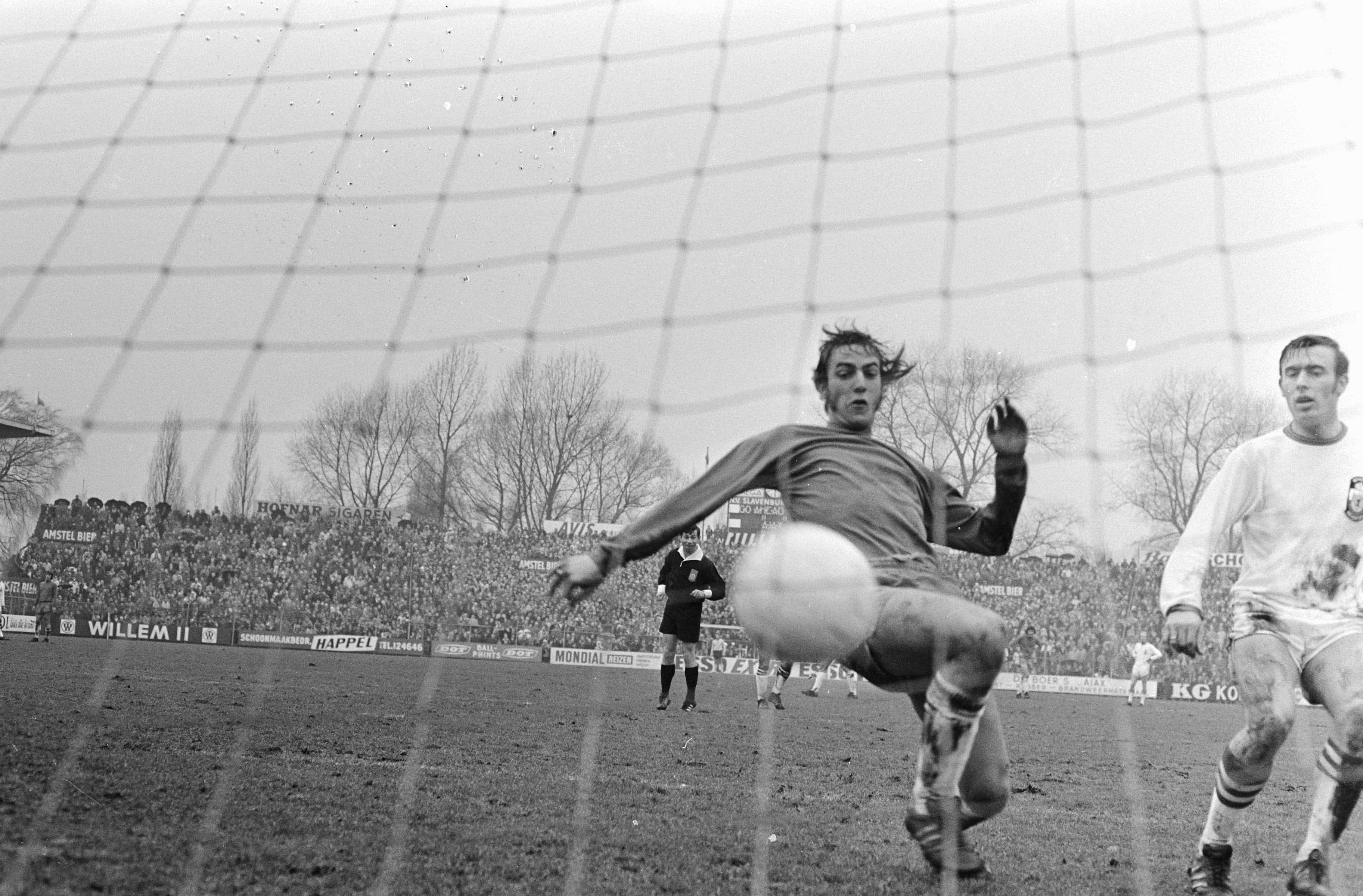 Johan Neeskens, 1971, black and white action shot, 2K Desktop Wallpaper