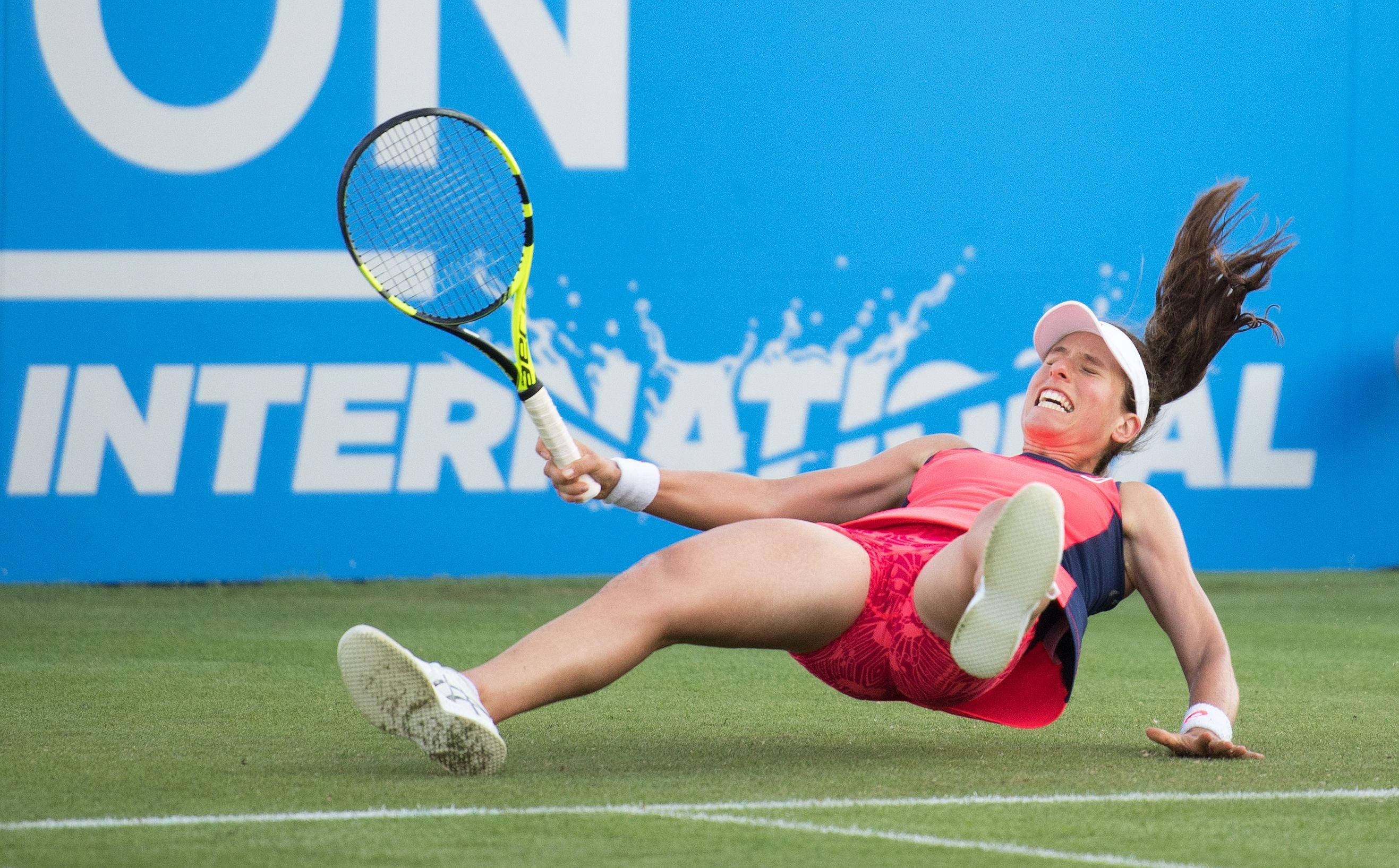 Johanna Konta, green court, blue wall, 2K Desktop Wallpaper