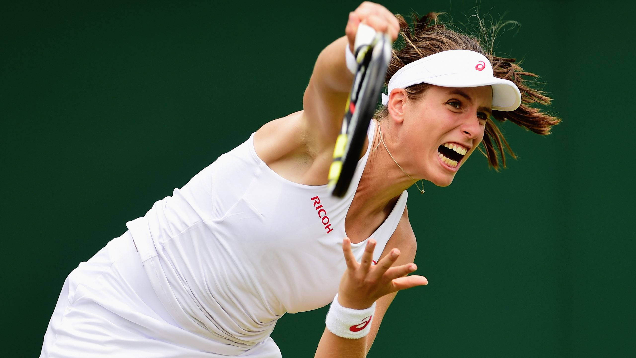 Johanna Konta, white gear, green backdrop, 2K Desktop Wallpaper