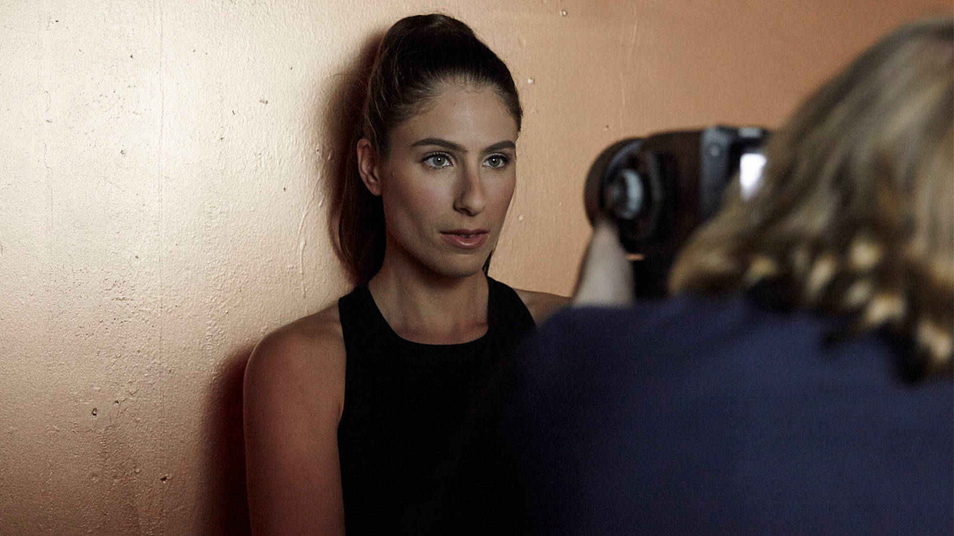 Johanna Konta, black top, textured wall, Full HD Desktop Wallpaper