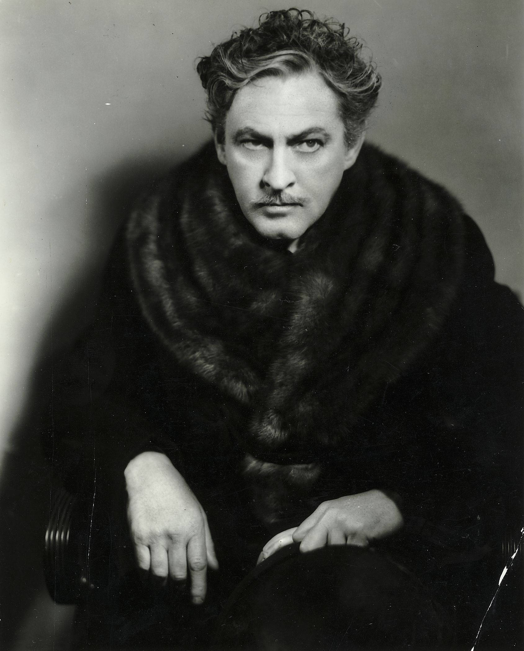 1925 John Barrymore Hamlet, black and white portrait, curly hair, Full HD Phone Wallpaper