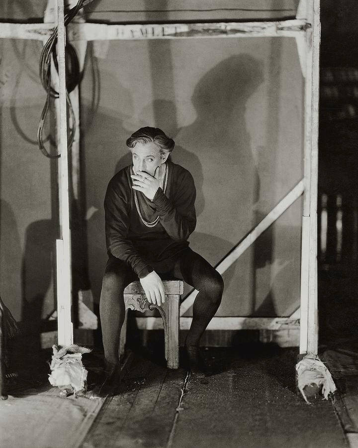 John Barrymore Hamlet, production set, wooden stool, SD Phone Wallpaper