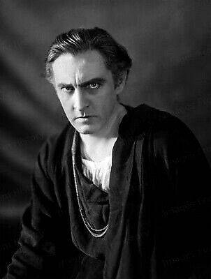 John Barrymore Hamlet, black haired, black and white portrait, SD Phone Wallpaper