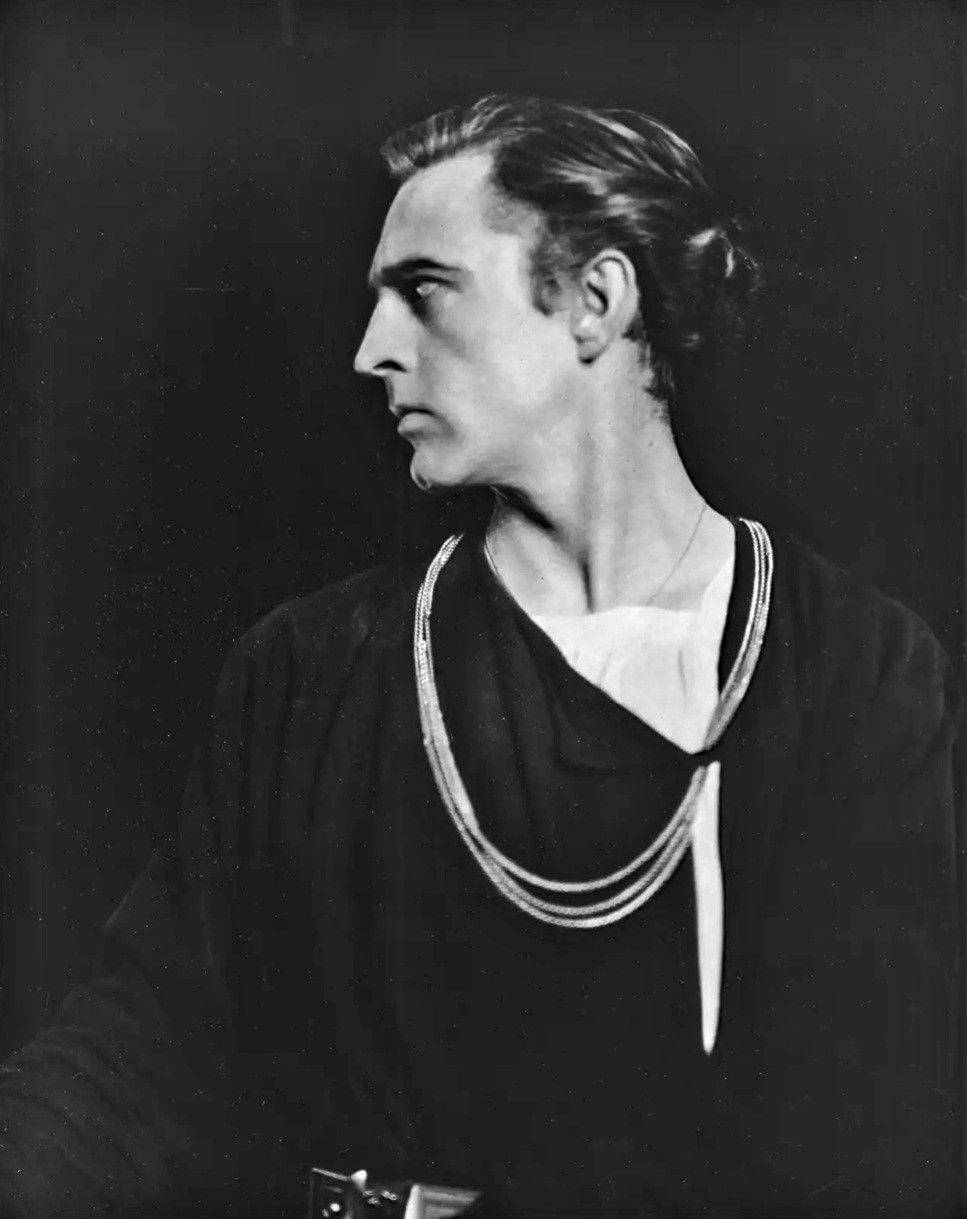 John Barrymore Hamlet, black and white portrait, man in profile, SD Phone Wallpaper