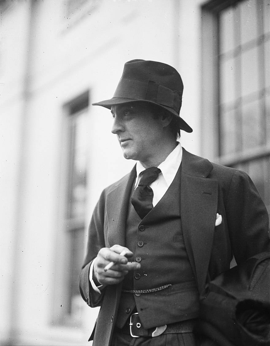 John Barrymore Hamlet, fedora, suit, SD Phone Wallpaper