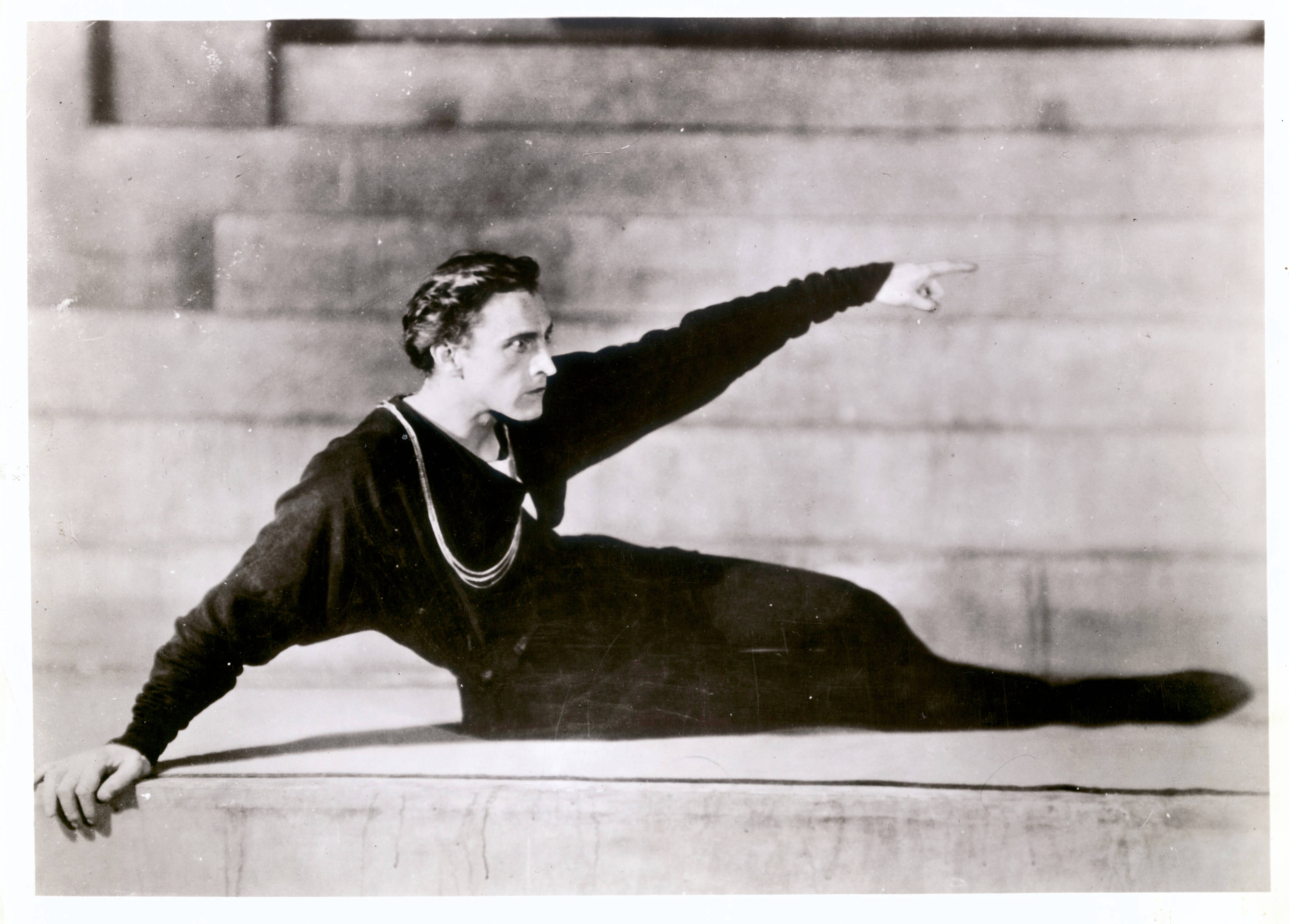 John Barrymore Hamlet, stone steps, vintage black and white photo, 4K Desktop Wallpaper