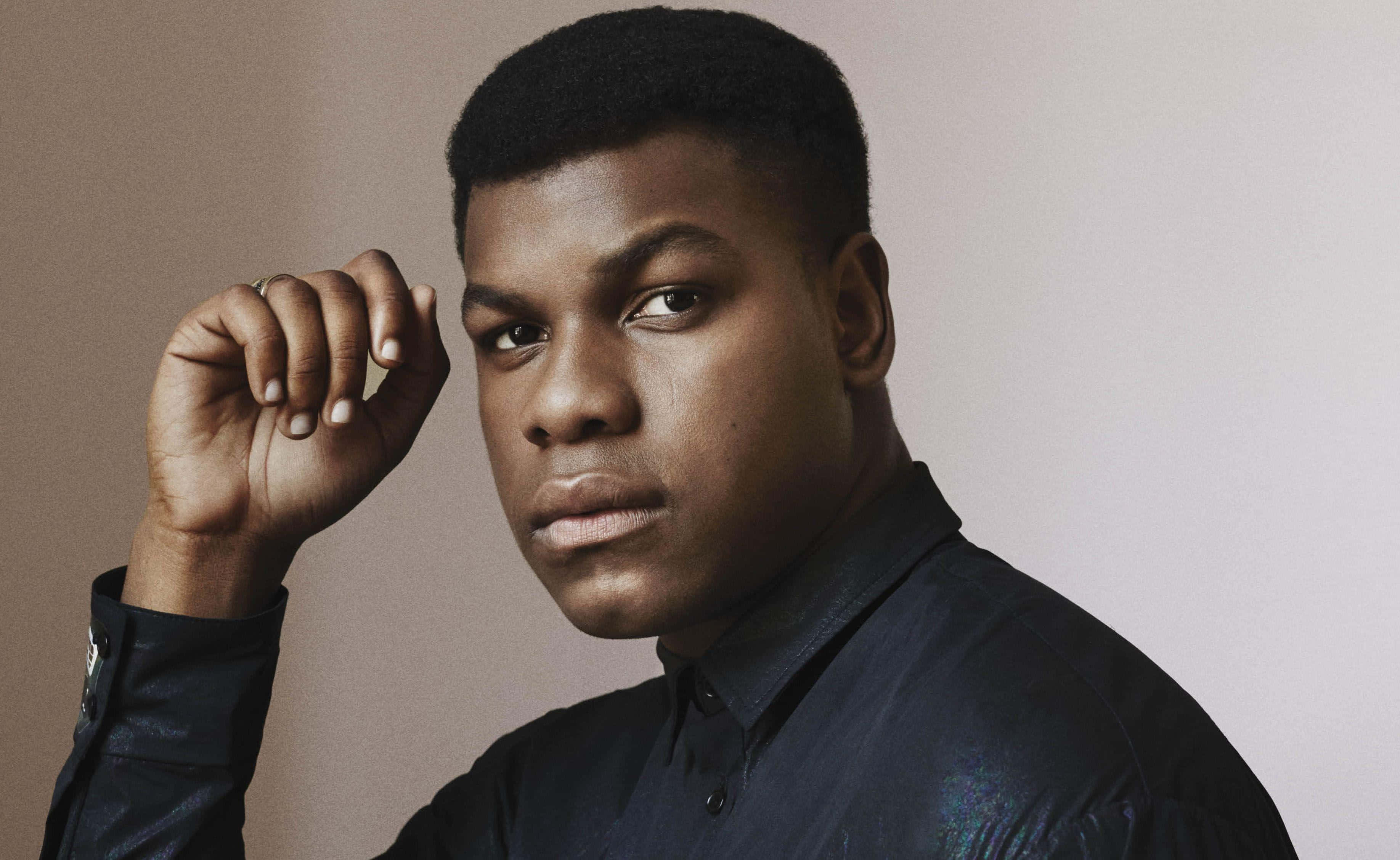John Boyega, red carpet event, dark shirt, 2K Desktop Wallpaper