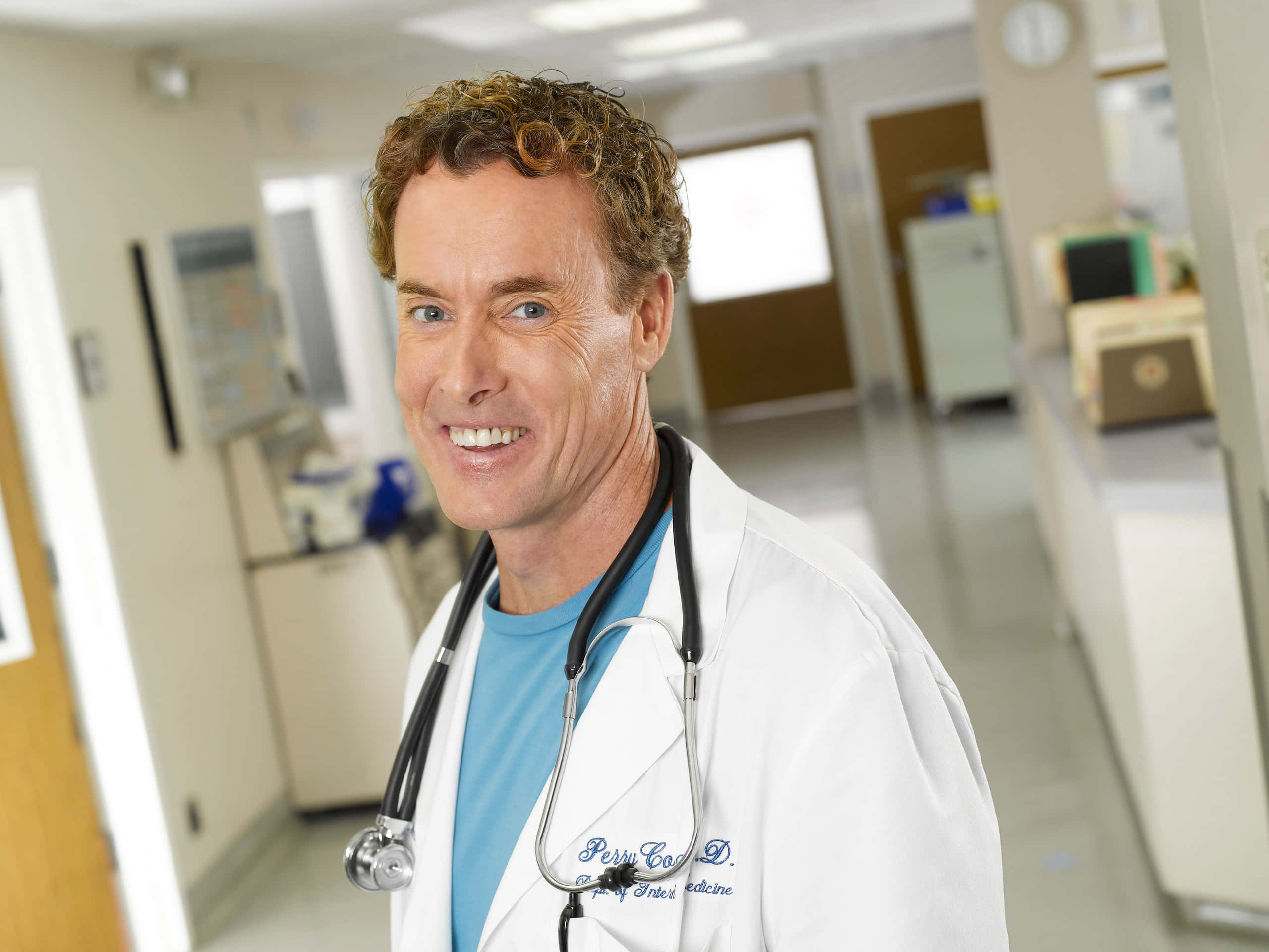 John C. Mcginley, white coat, stethoscope, 2K Desktop Wallpaper