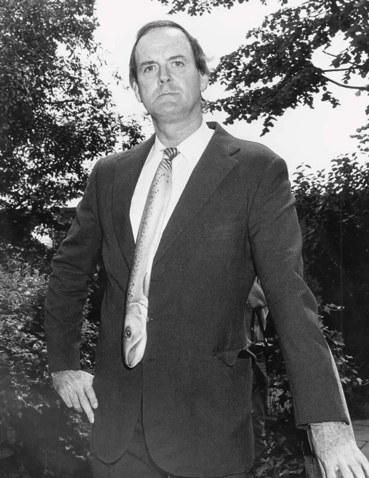 John Cleese, fish-shaped tie, suit, HD Phone Wallpaper