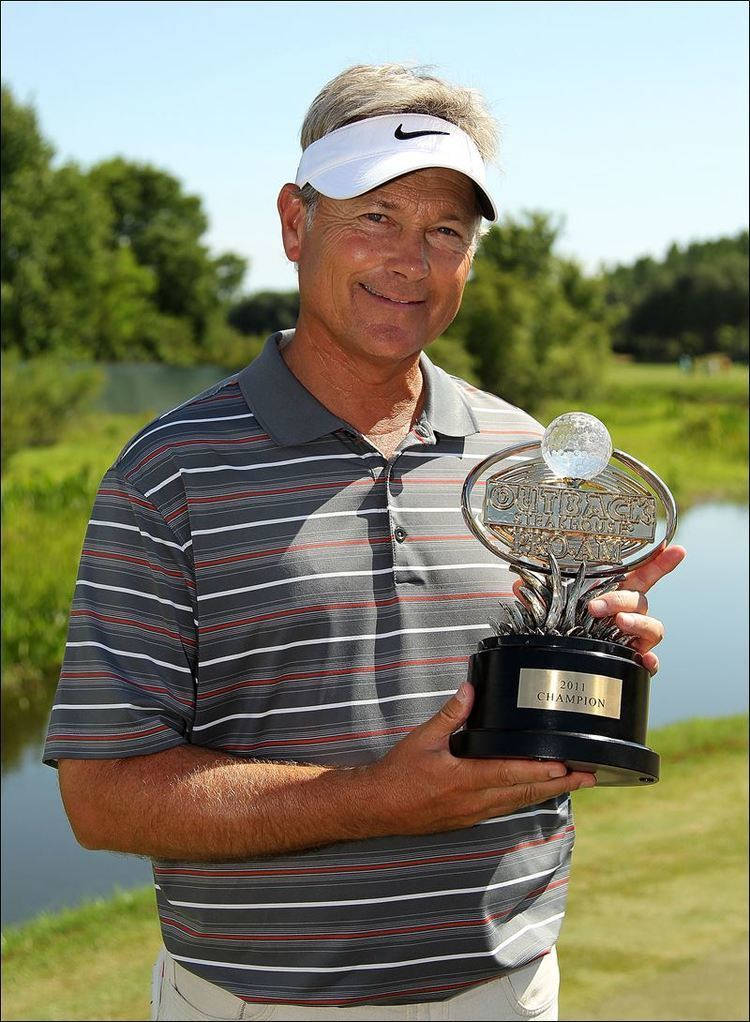 John Cook, 2011 Outback Championship trophy, striped polo, SD Phone Wallpaper