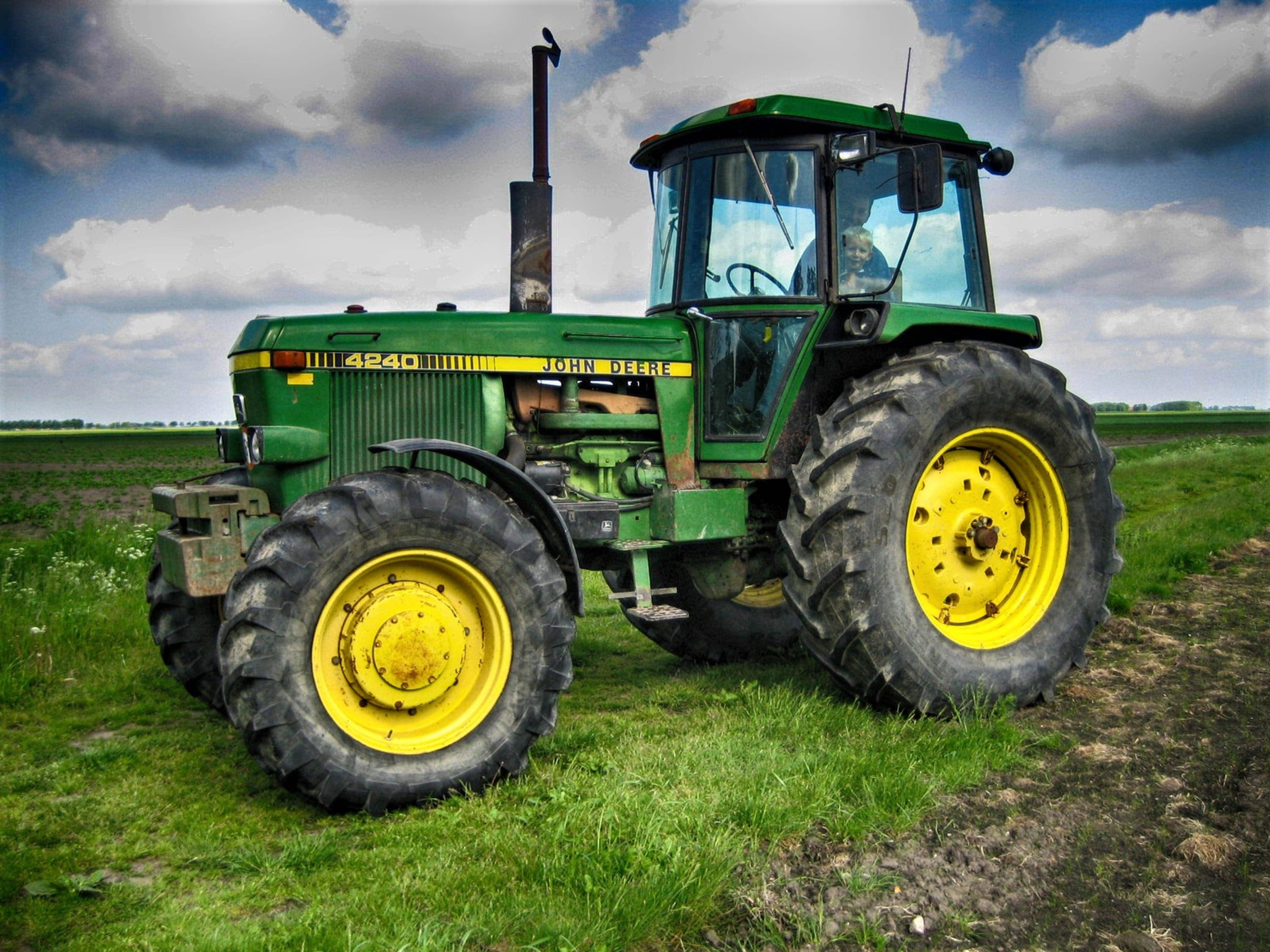 John Deere 4240, green and yellow, grass, 2K Desktop Wallpaper