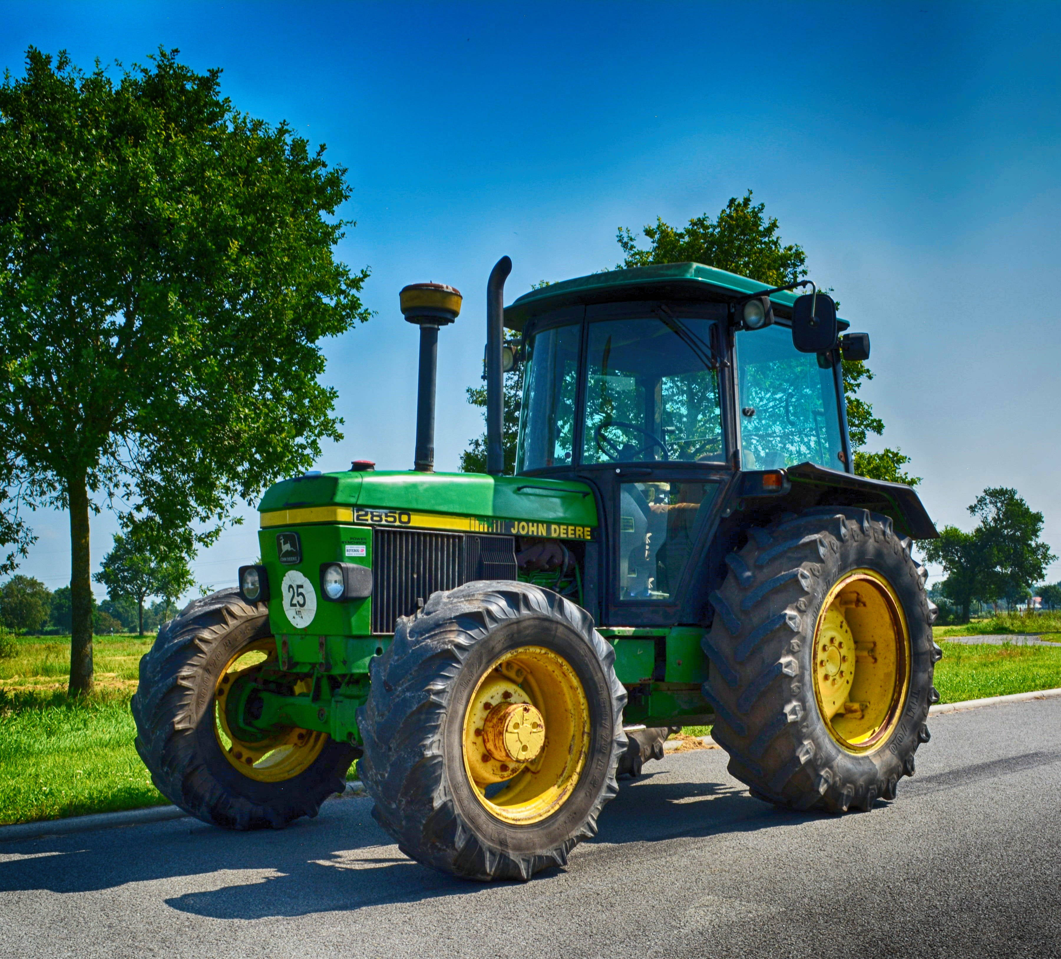 John Deere 2550, green and yellow, paved road, 2K Desktop Wallpaper