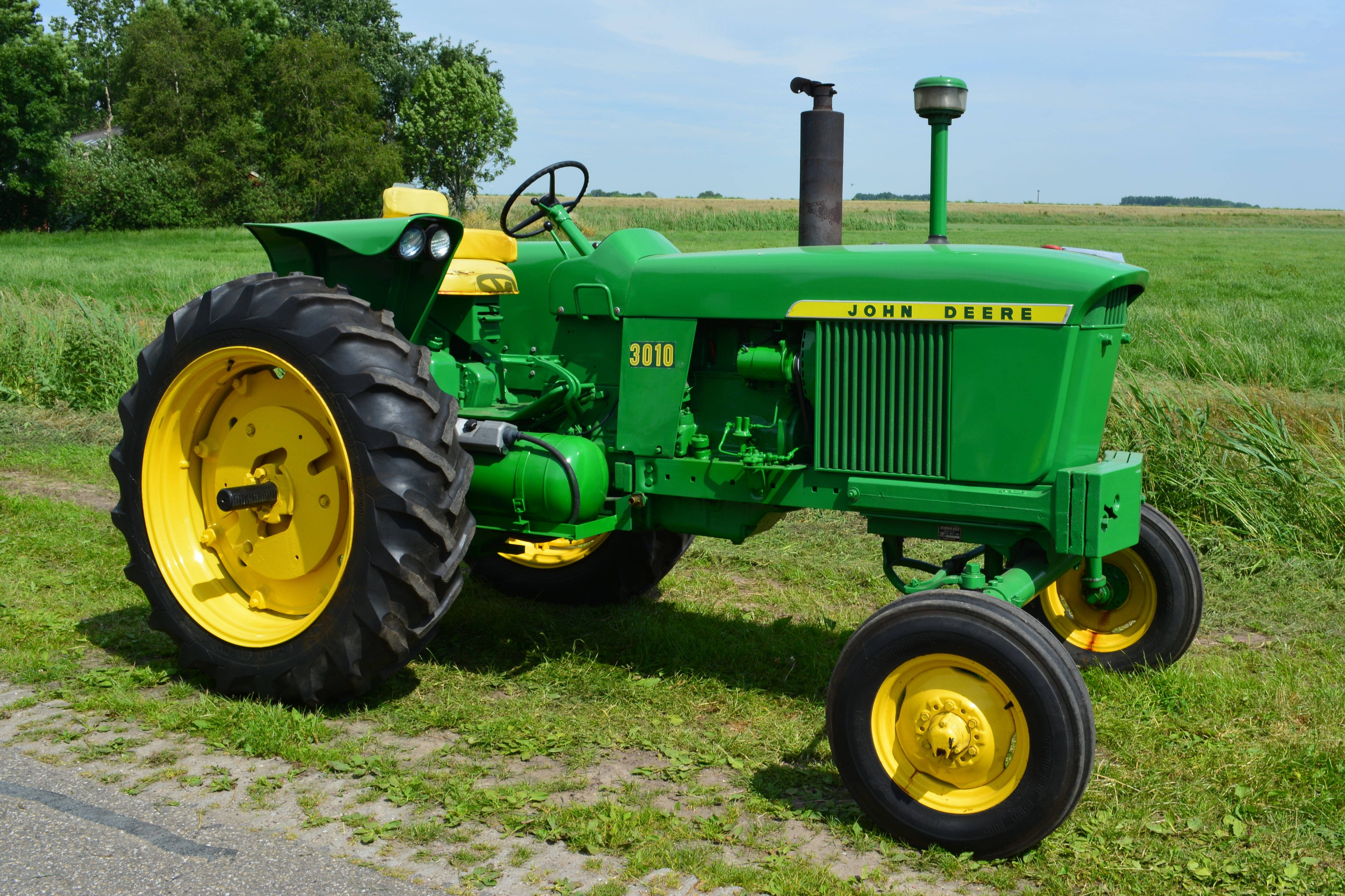 John Deere 3010, vintage green and yellow, grassy field, 5K Desktop Wallpaper