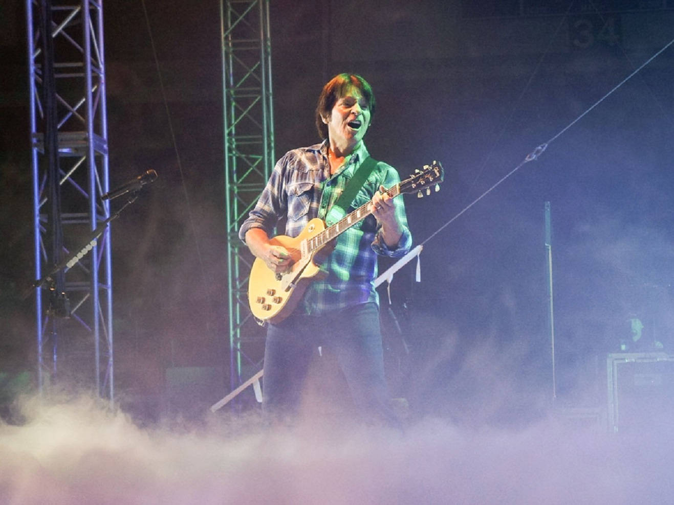 John Fogerty, sunburst electric guitar, smoky stage, HD Desktop Wallpaper