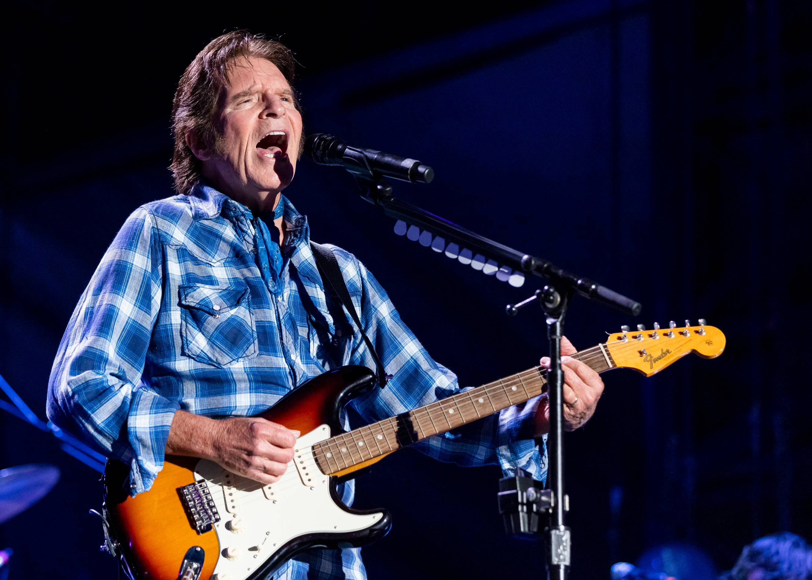 John Fogerty, sunburst electric guitar, stage lights, 2K Desktop Wallpaper