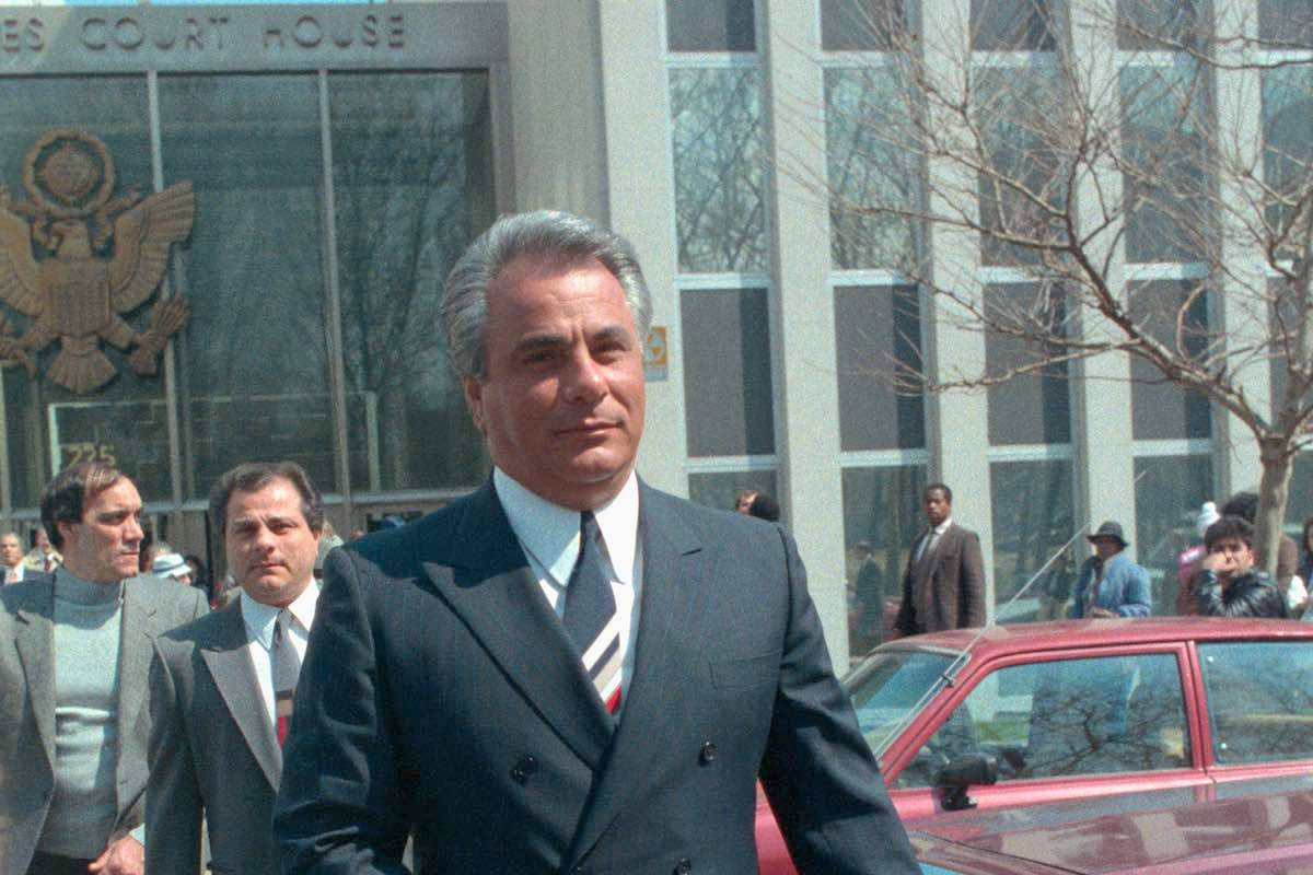 John Gotti, dark suit, courthouse, SD Desktop Wallpaper