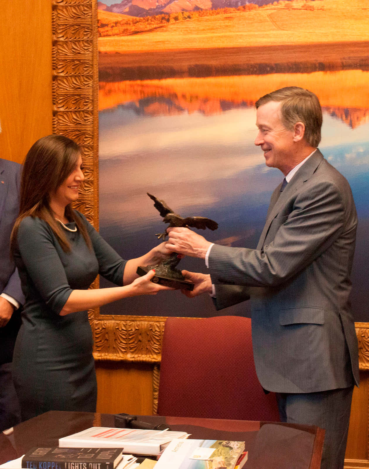 John Hickenlooper, eagle trophy, bronze eagle statue, HD Phone Wallpaper