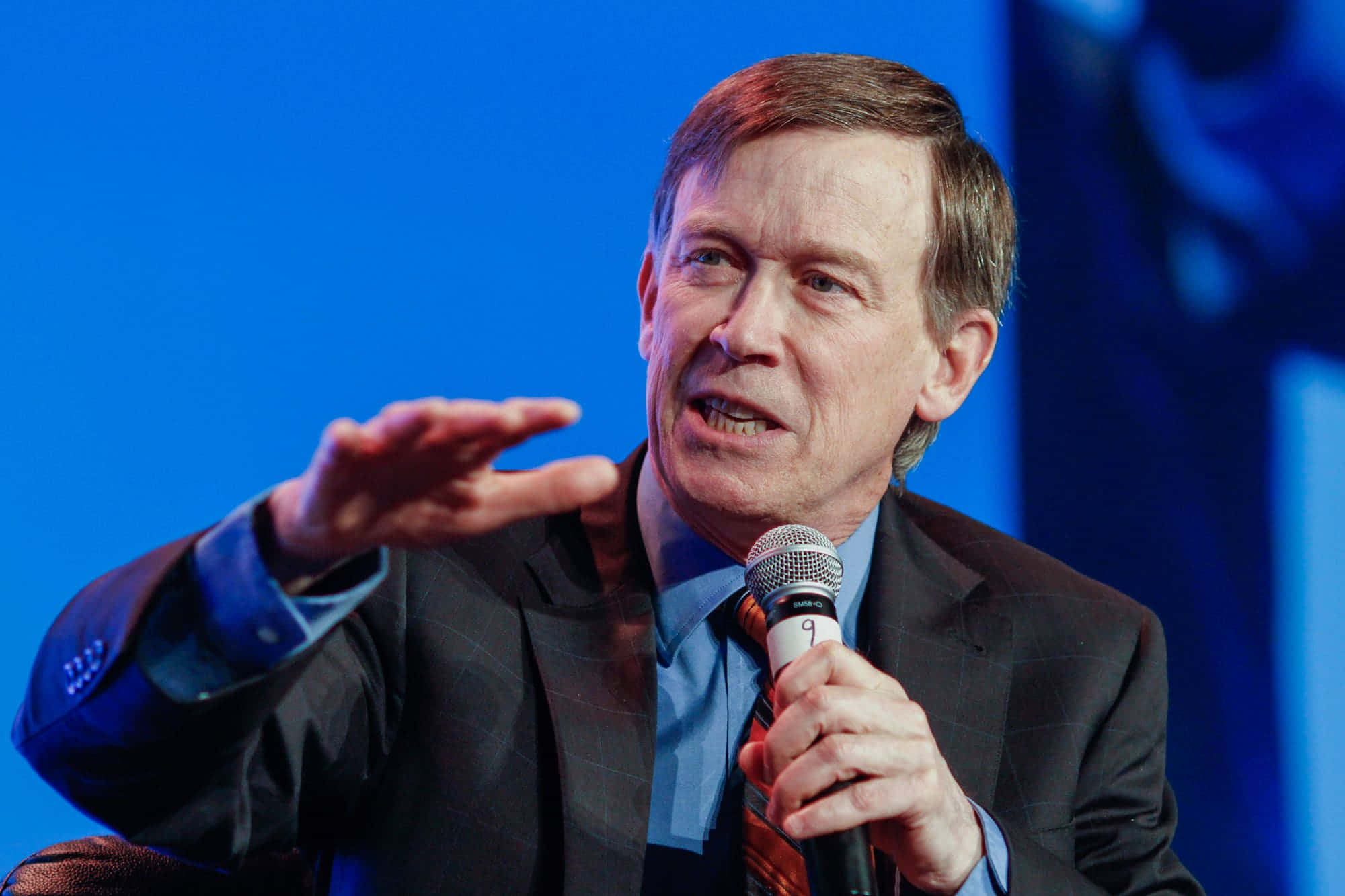 John Hickenlooper, microphone, suit, Full HD Desktop Wallpaper