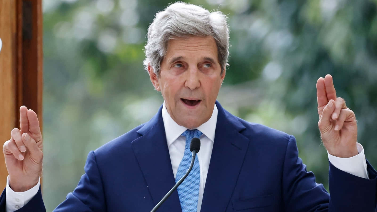 John Kerry, quoting hand gesture, outdoor podium, HD Desktop Wallpaper