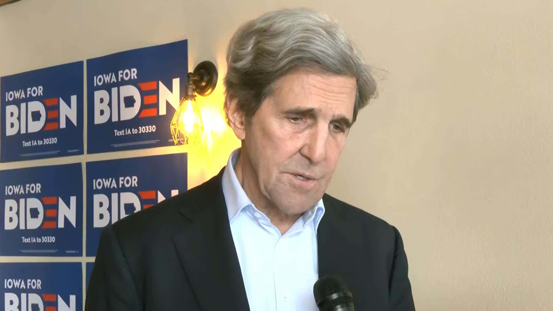 John Kerry, blue Iowa for Biden campaign signs, suit, Full HD Desktop Wallpaper