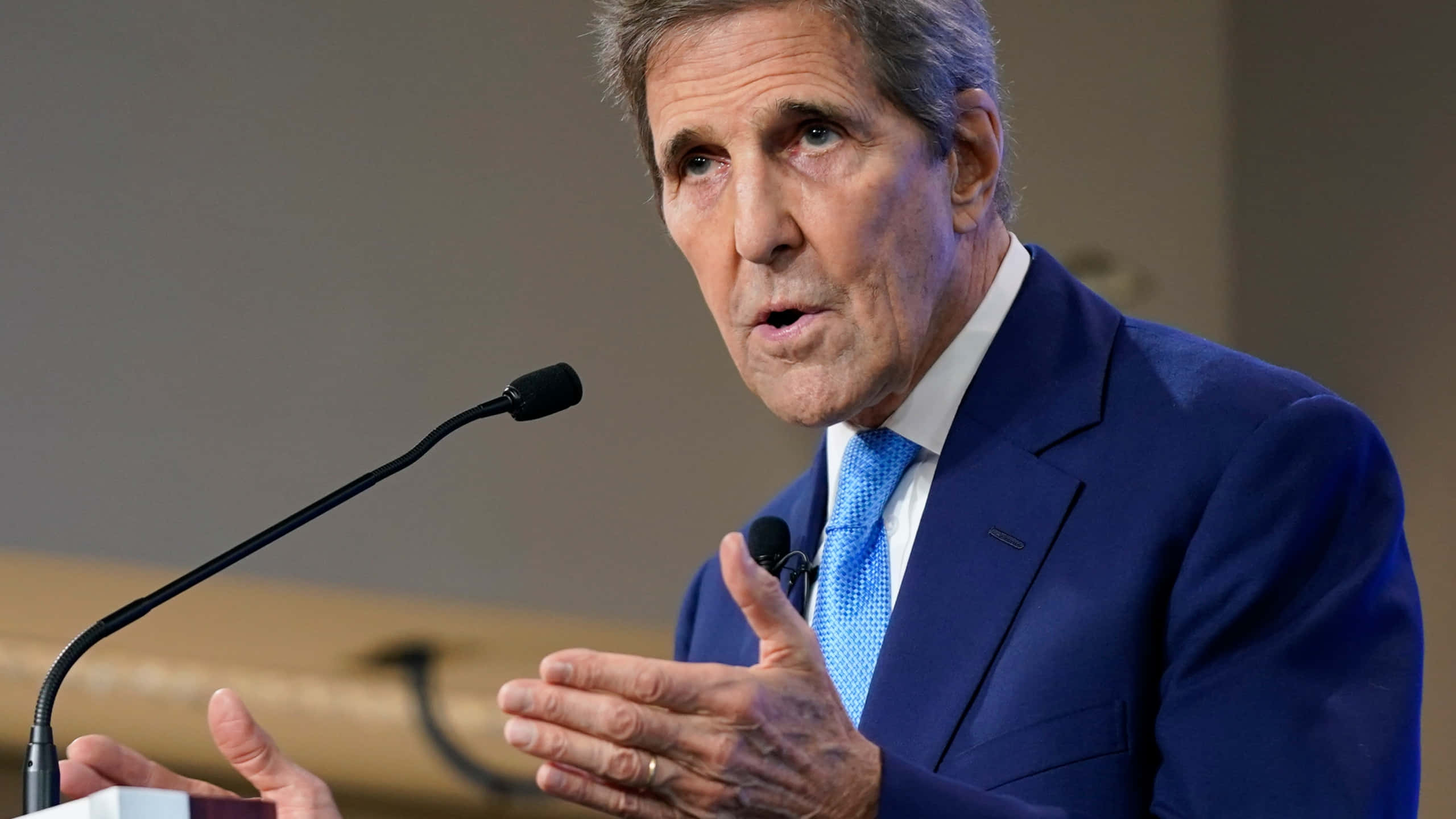 John Kerry, blue suit, tie, 2K Desktop Wallpaper