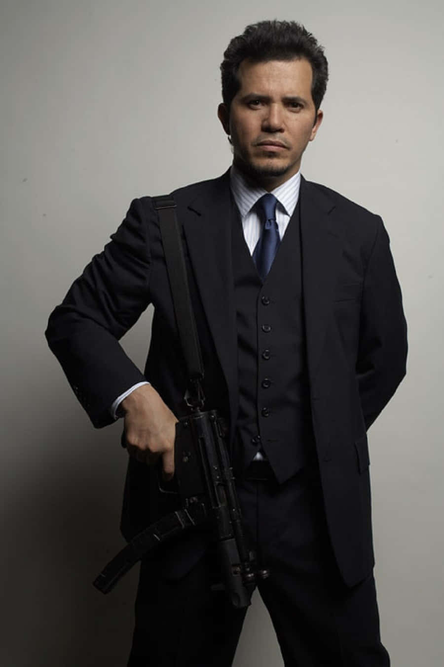 John Leguizamo, black suit, assault rifle, HD Phone Wallpaper