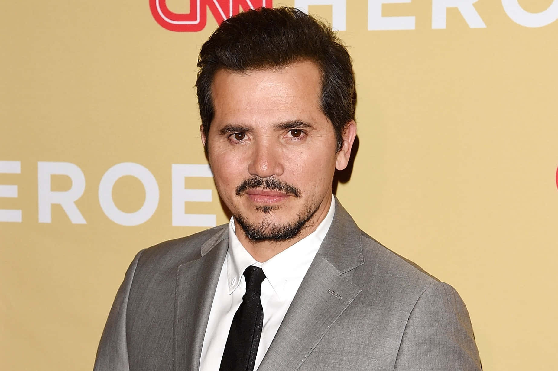 John Leguizamo, gray suit, black tie, HD Desktop Wallpaper