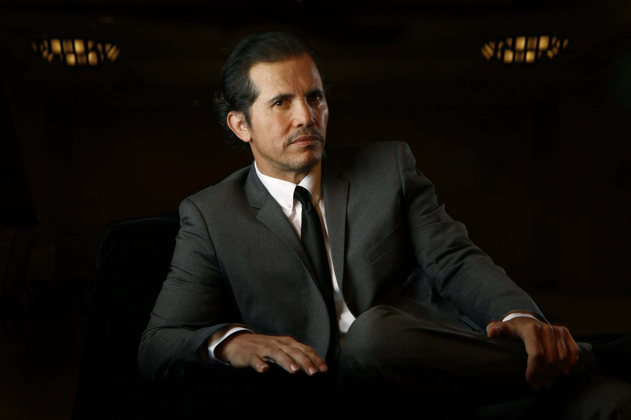 John Leguizamo, dark suit, dimly lit room, Full HD Desktop Wallpaper