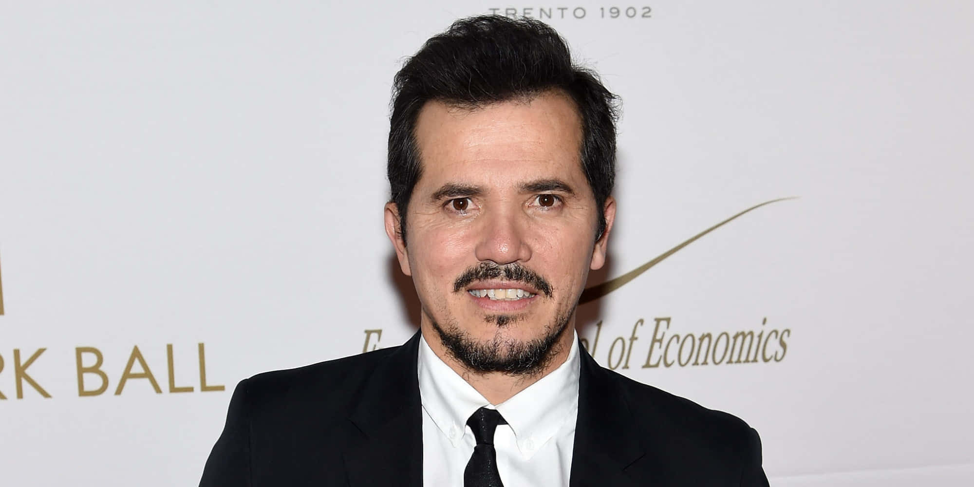 John Leguizamo, black suit and tie, white event backdrop, Full HD Desktop Wallpaper
