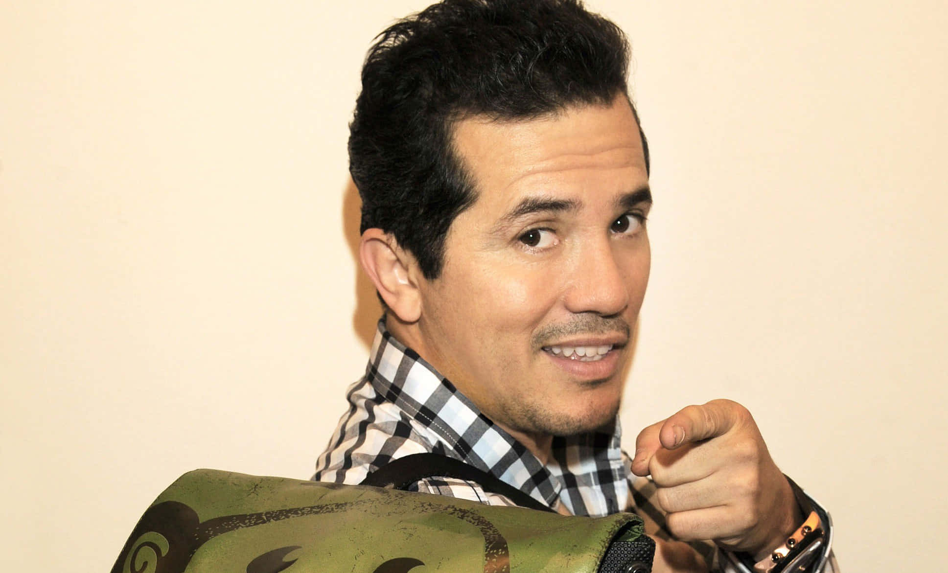 John Leguizamo, plaid shirt, green bag, Full HD Desktop Wallpaper