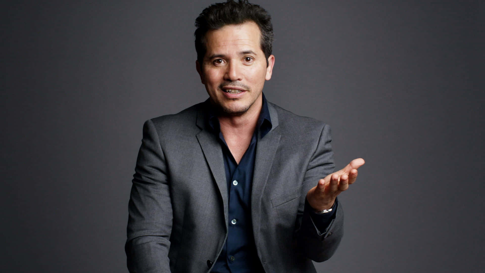 John Leguizamo, gray suit, dark shirt, Full HD Desktop Wallpaper