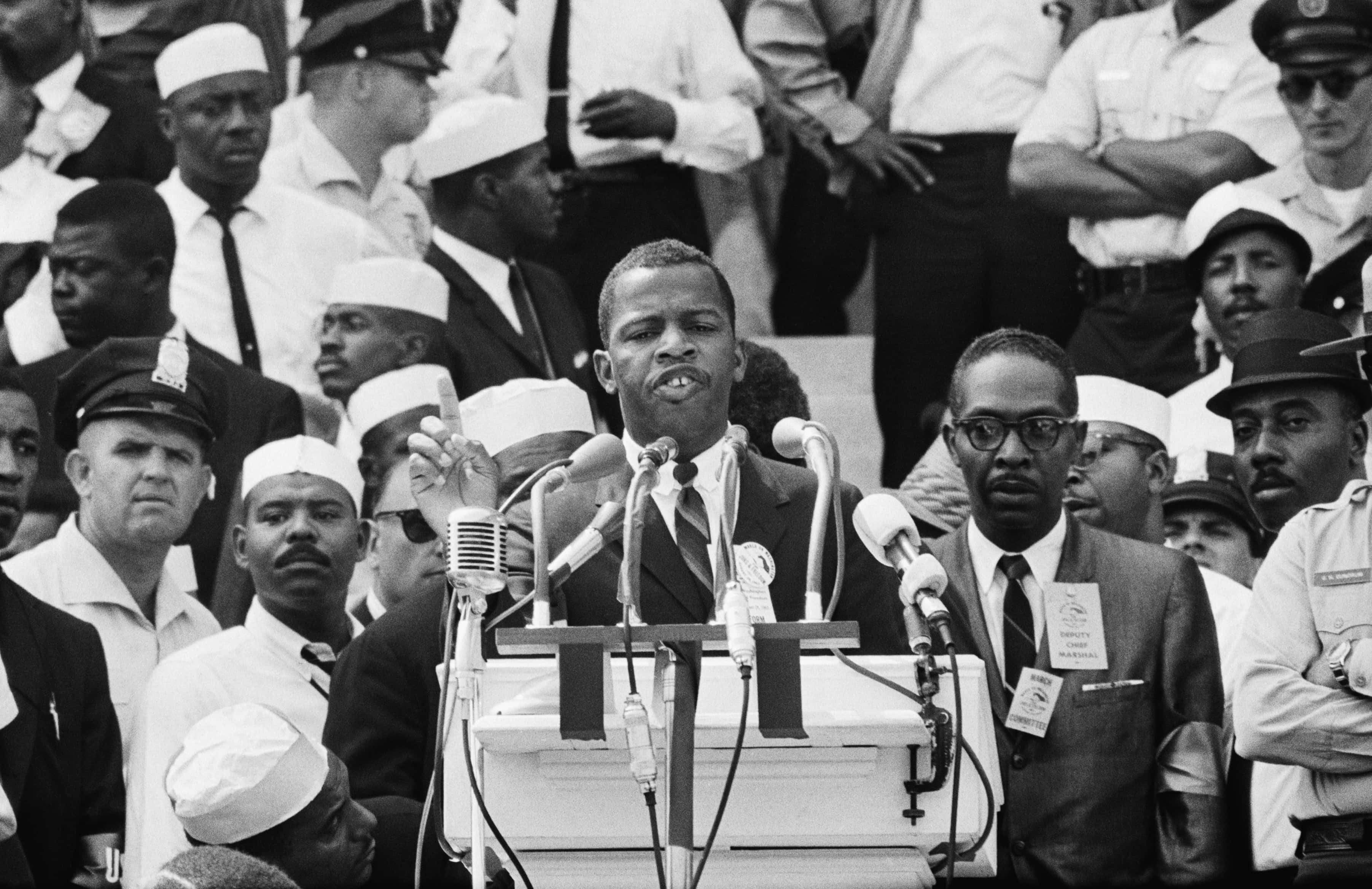 John Lewis, podium, crowd of men in suits and hats, 2K Desktop Wallpaper