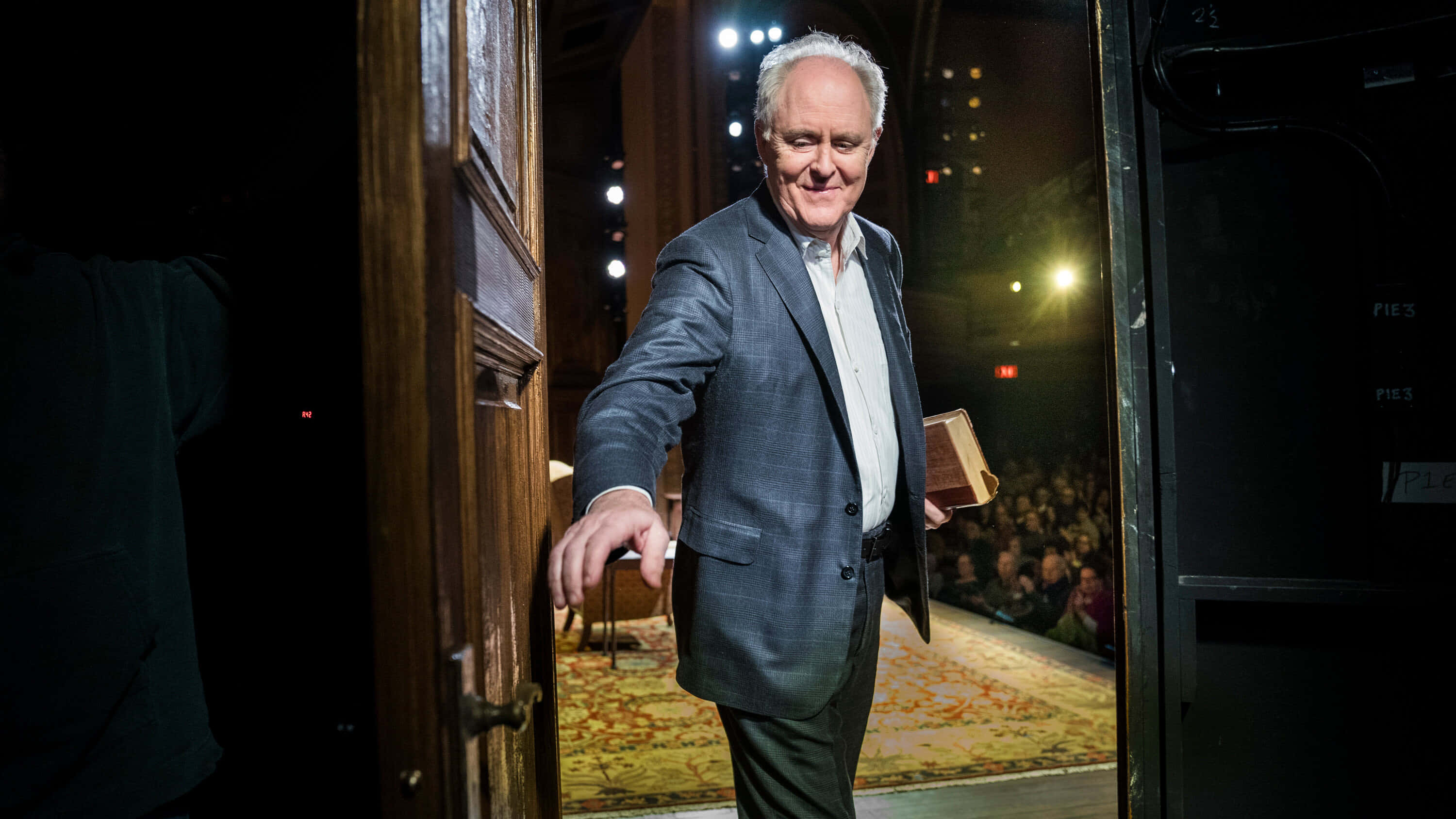 John Lithgow, Oscar acceptance speech, gray suit, 2K Desktop Wallpaper
